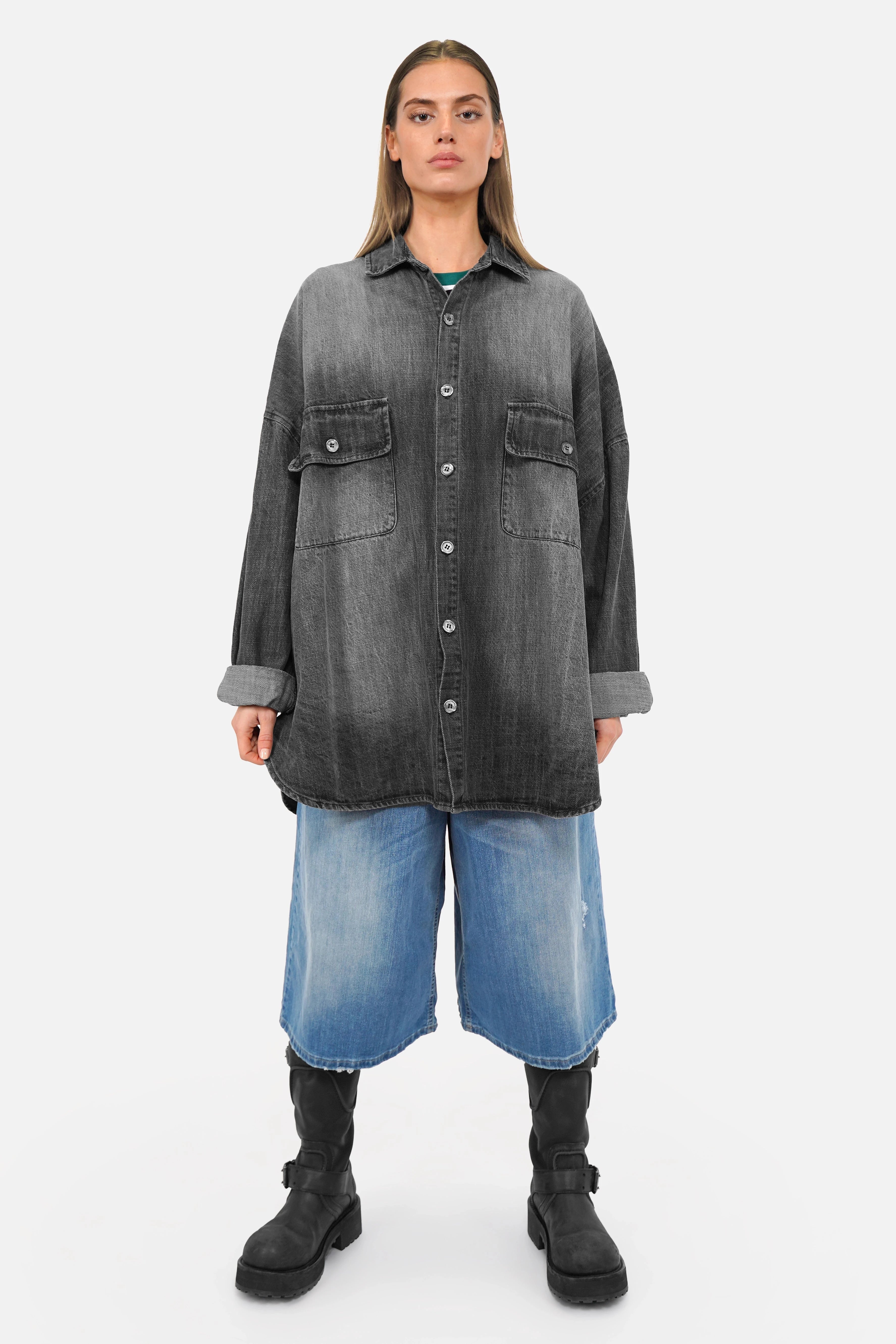 ANEA Oversized Denim Hemdjacke aus Baumwolle in Blackwashed-Optik mit Hemdkragen und aufgesetzten Brusttaschen