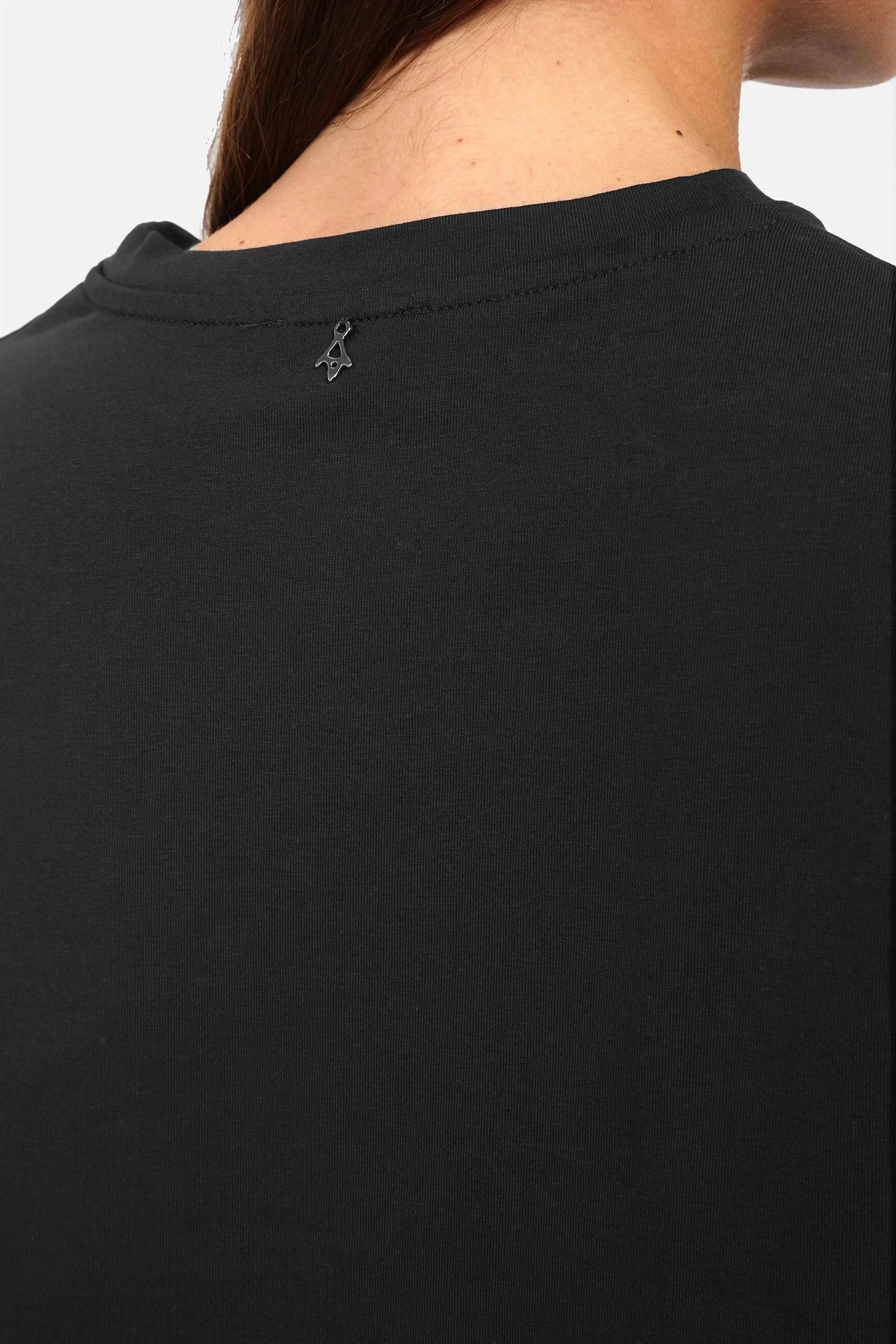 HONE T-Shirt ANELE aus weichem Baumwolljersey mit Rundhalsausschnitt, Flared Ärmeln und längerem Rückensaum