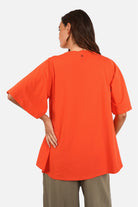 Soft cotton jersey ANELE T-Shirt with round neckline, flared sleeves, longer back, A-line shape, regular fit, model wearing size S