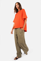 Soft cotton jersey ANELE T-Shirt with round neck, flared sleeves, A-line shape, longer back, regular fit, worn by model height 1.77m size S