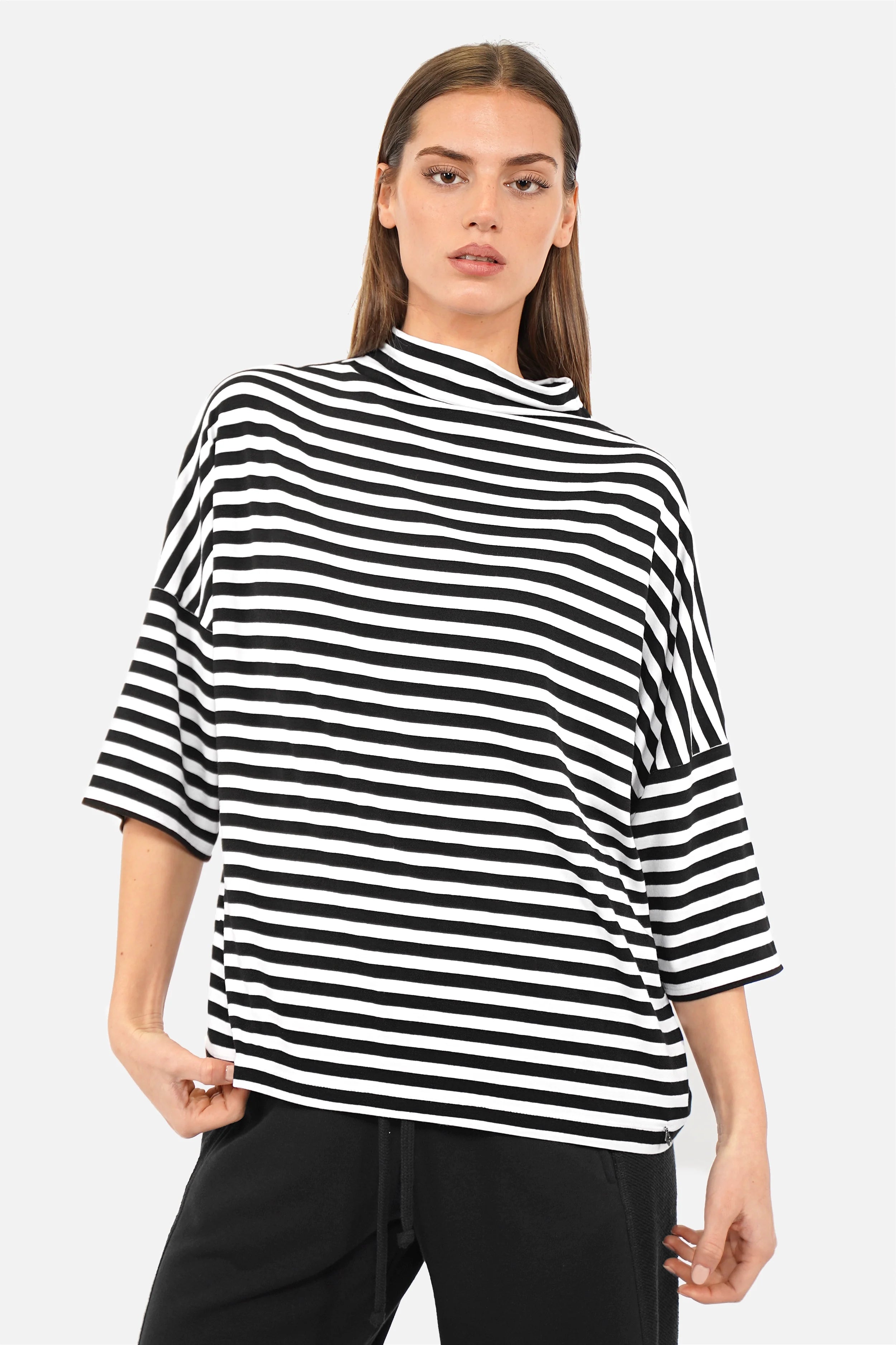 ANWEN gestreiftes T-Shirt aus weichem Viskosejersey mit black-white Streifen, Mockneck, überschnittenen Schultern und dreiviertel Ärmeln
