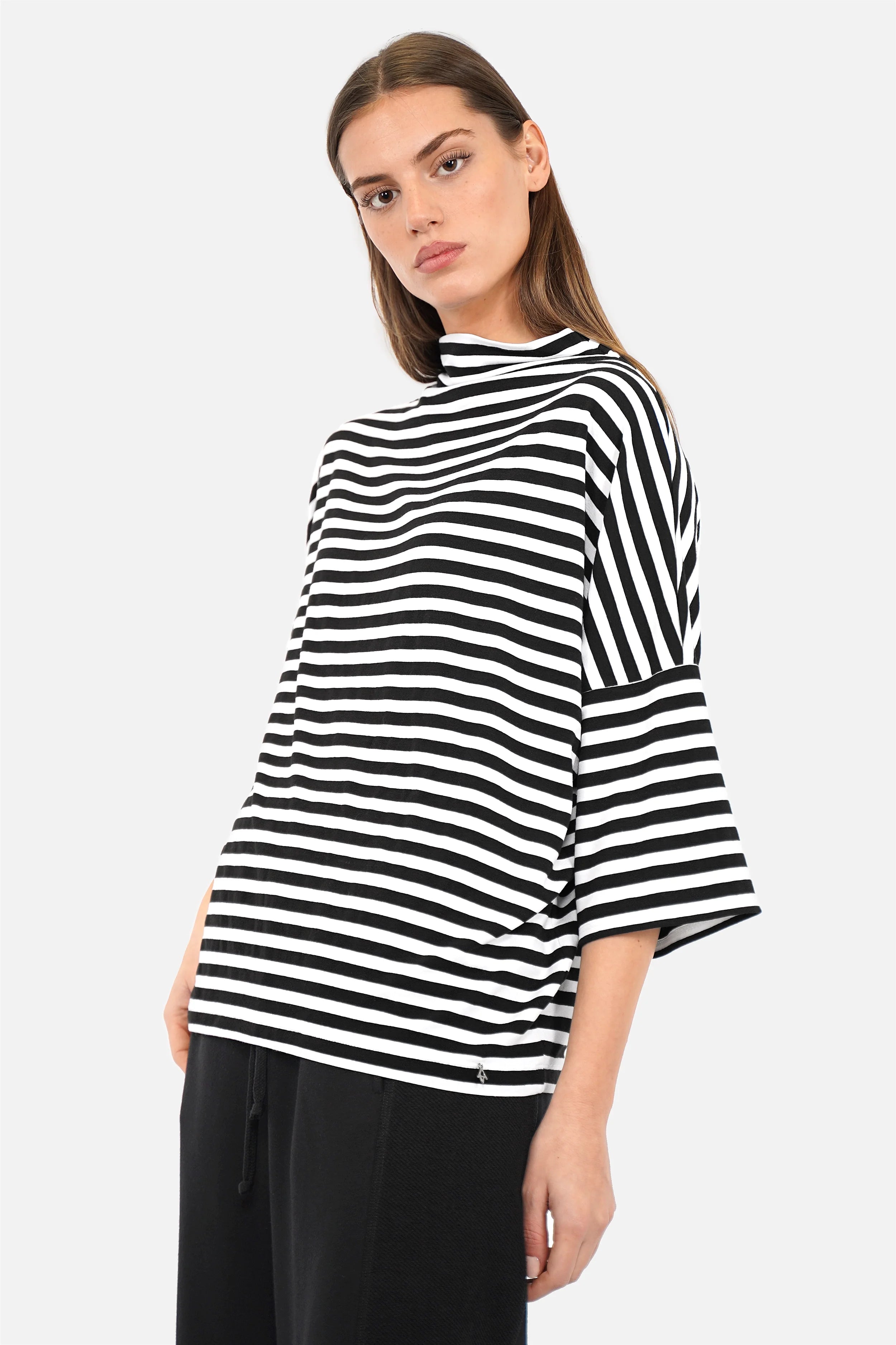 Oversized schwarz-weiß gestreiftes T-Shirt mit Mockneck und Dreiviertelärmeln aus weichem Viskosejersey