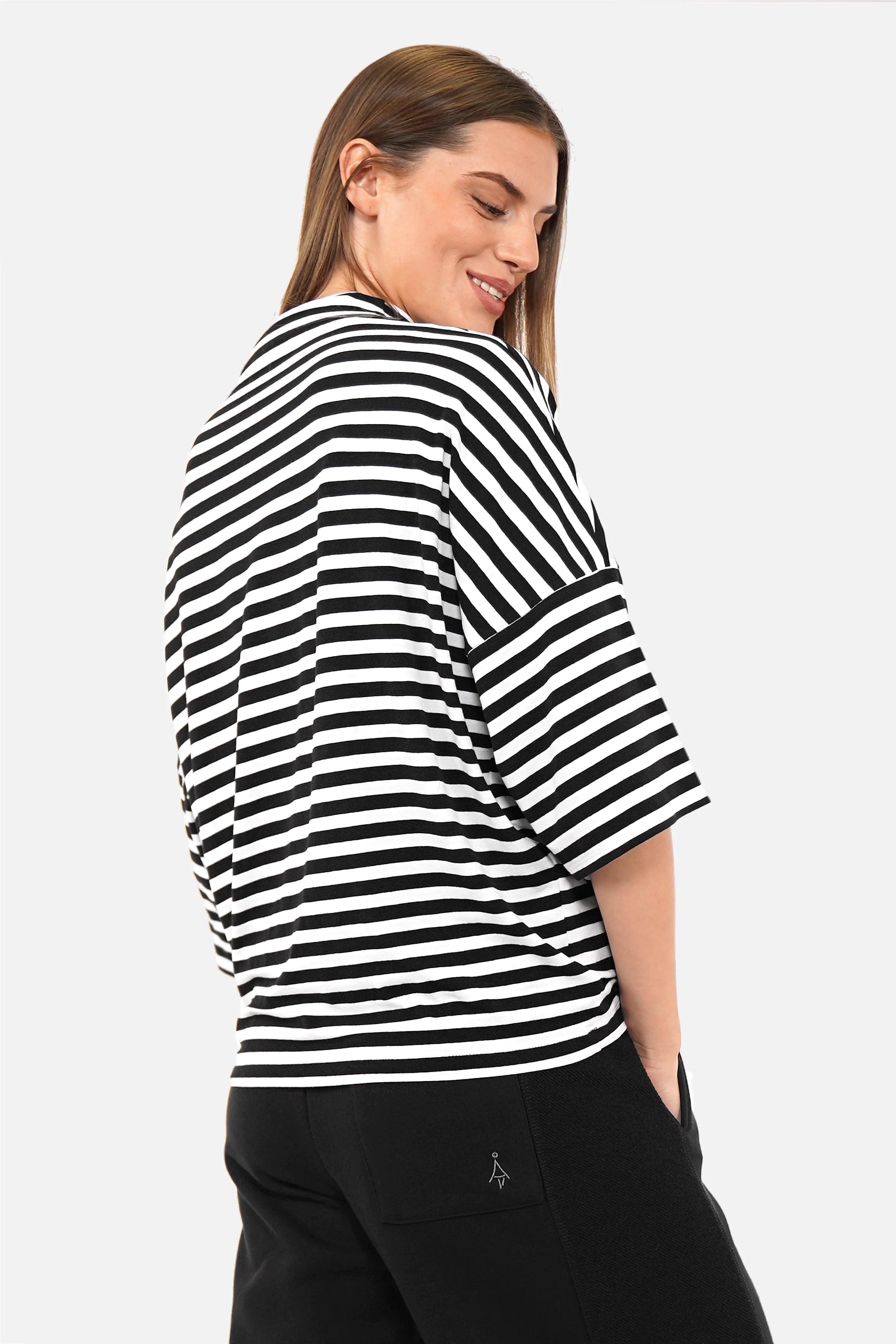 Gestreiftes T-Shirt aus weichem Viskosejersey mit Black-White Streifen, Mockneck und oversized Schnitt