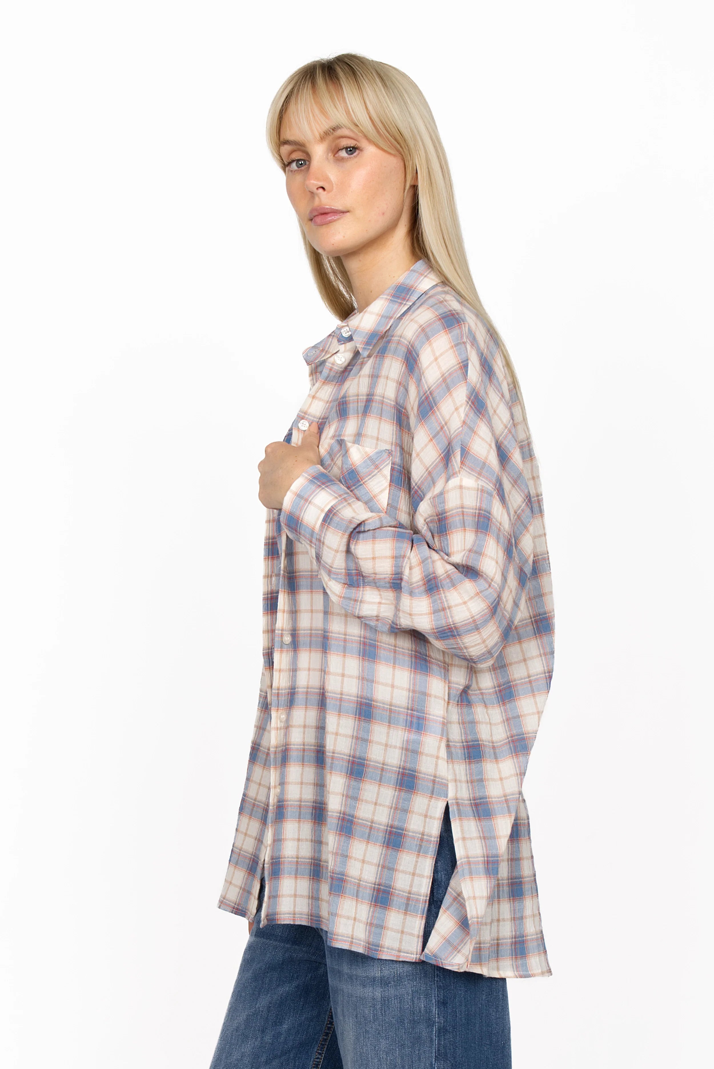 Damen trägt locker fallendes ATLE Hemd mit Crinkle-Struktur, semitransparenter Optik, kariert und Relaxed Fit
