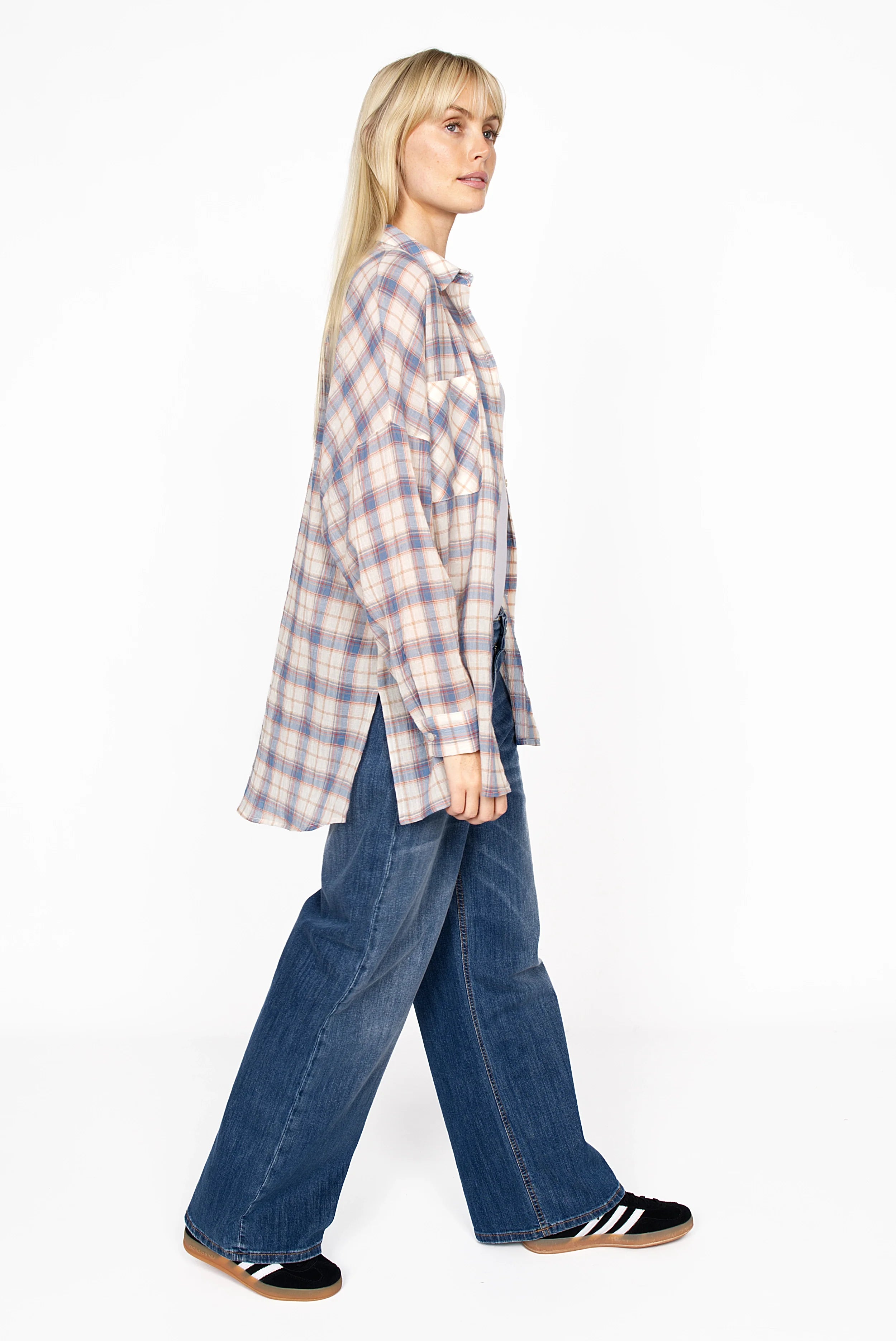 Damen trägt ATLE Hemd mit Crinkle-Struktur, Relaxed Fit und aufgesetzten Taschen, kombiniert mit Blue Jeans und Sneakern.