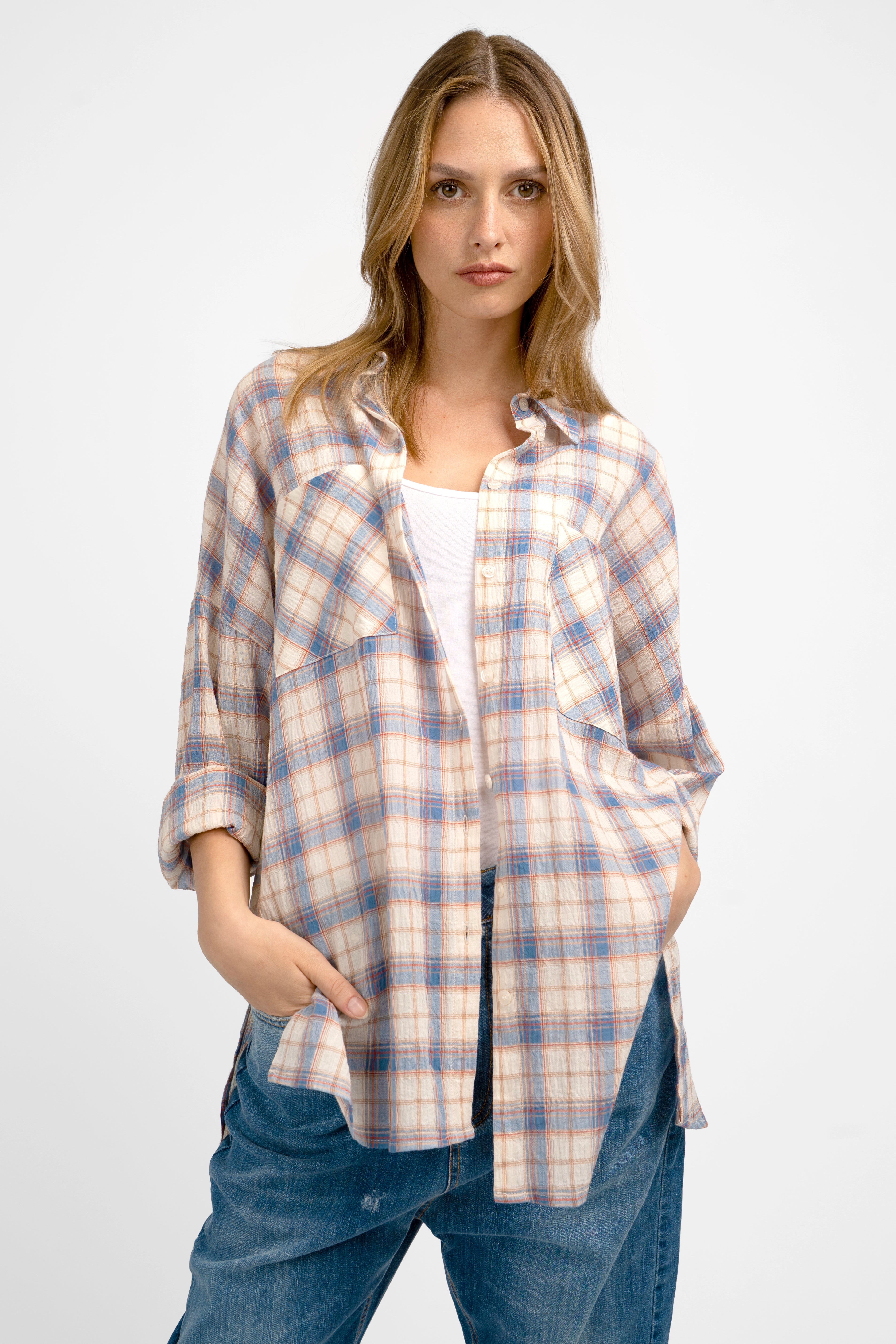 Woman wearing relaxed fit ATLE Hemd with light crinkle texture and semitransparent plaid design