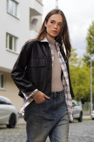 Damen Hemdjacke aus supersoftem Eco-Leder mit Kentkragen und Brusttaschen in cropped Passform