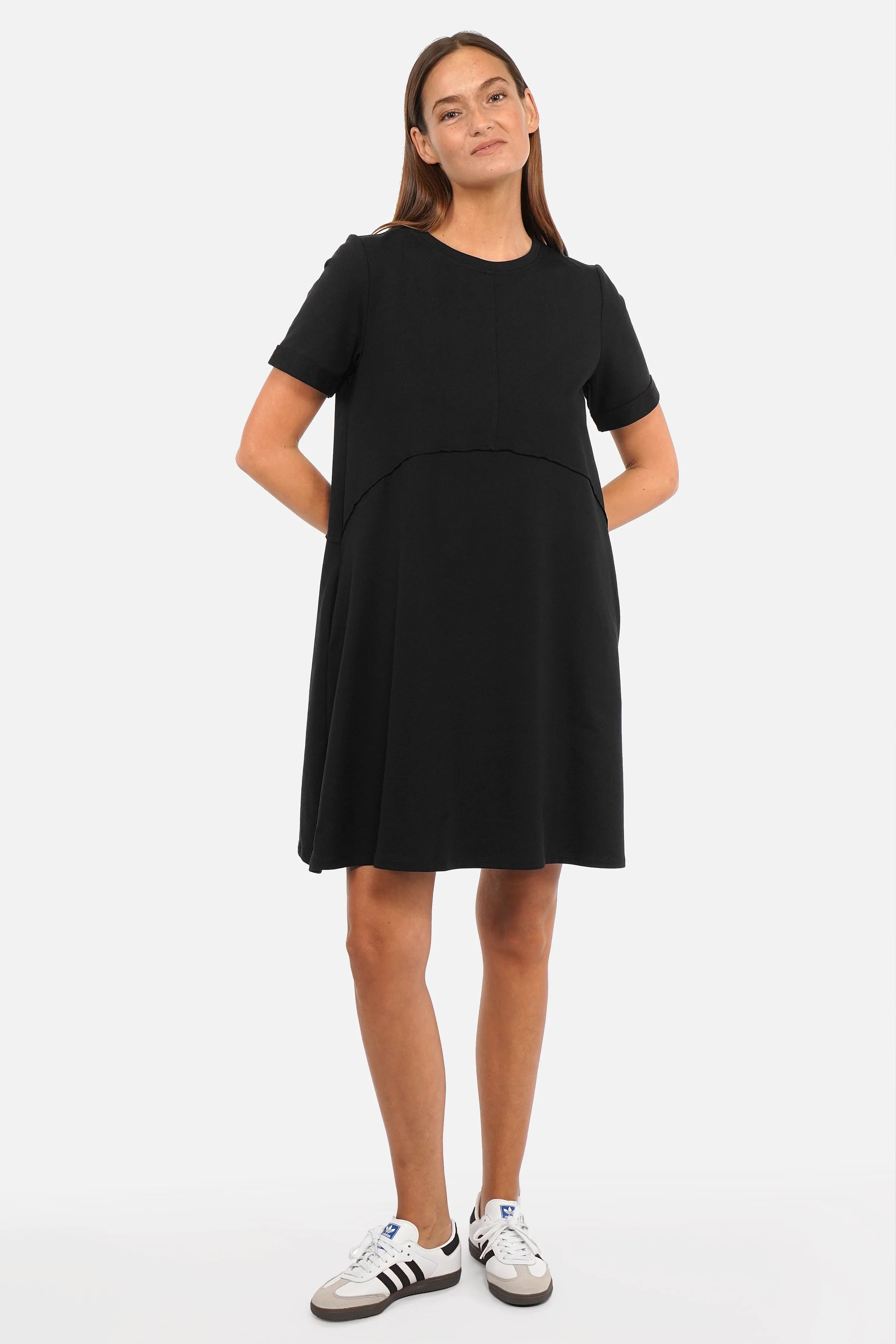 BABSI A-Linien Kleid aus Baumwolljersey mit Rundhalsausschnitt und seitlichen Eingriffstaschen