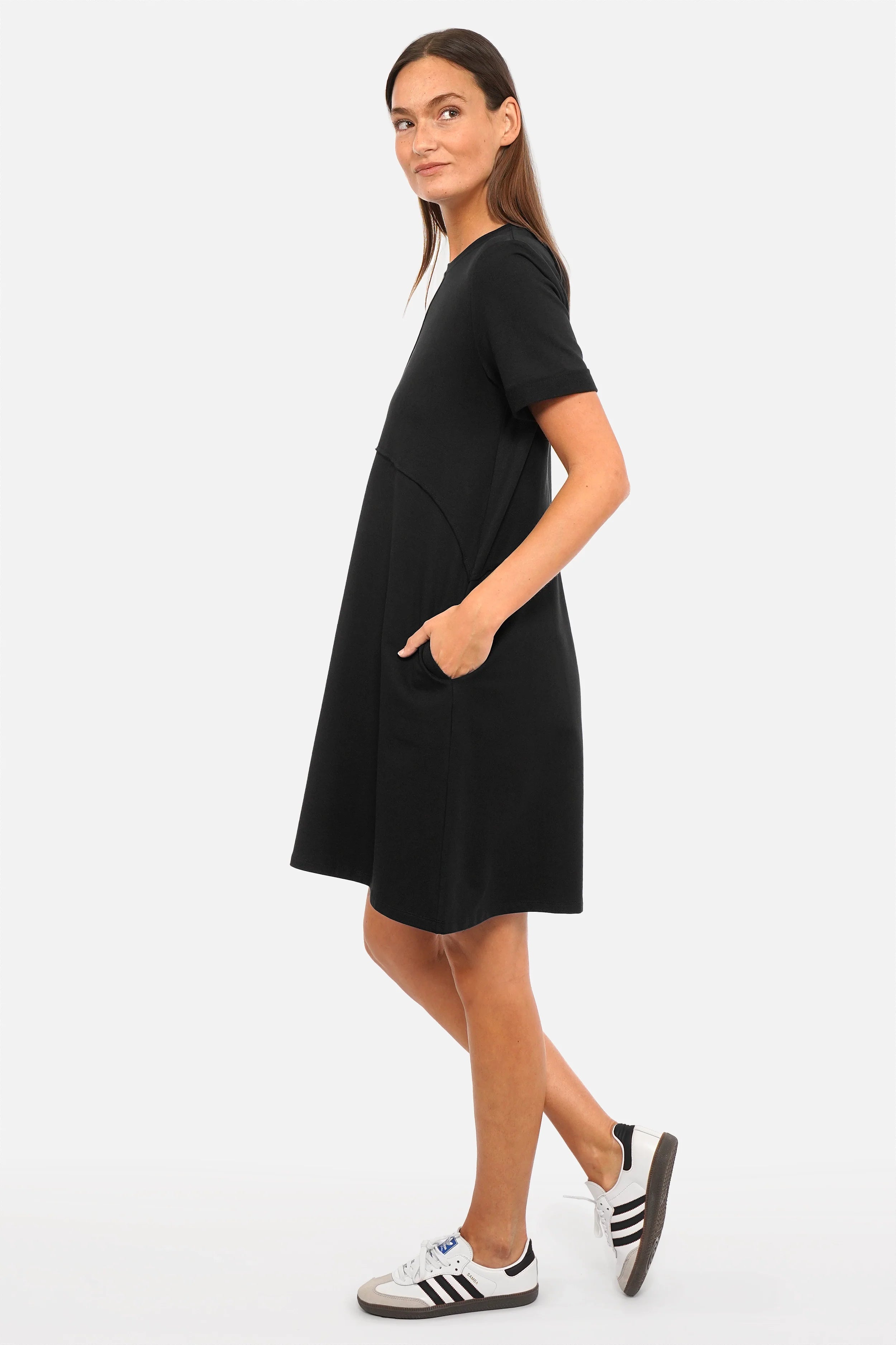 BABSI A-Linien Kleid aus hochwertigem Baumwollsweat mit Rundhalsausschnitt und seitlichen Eingriffstaschen in weiter A-Linie