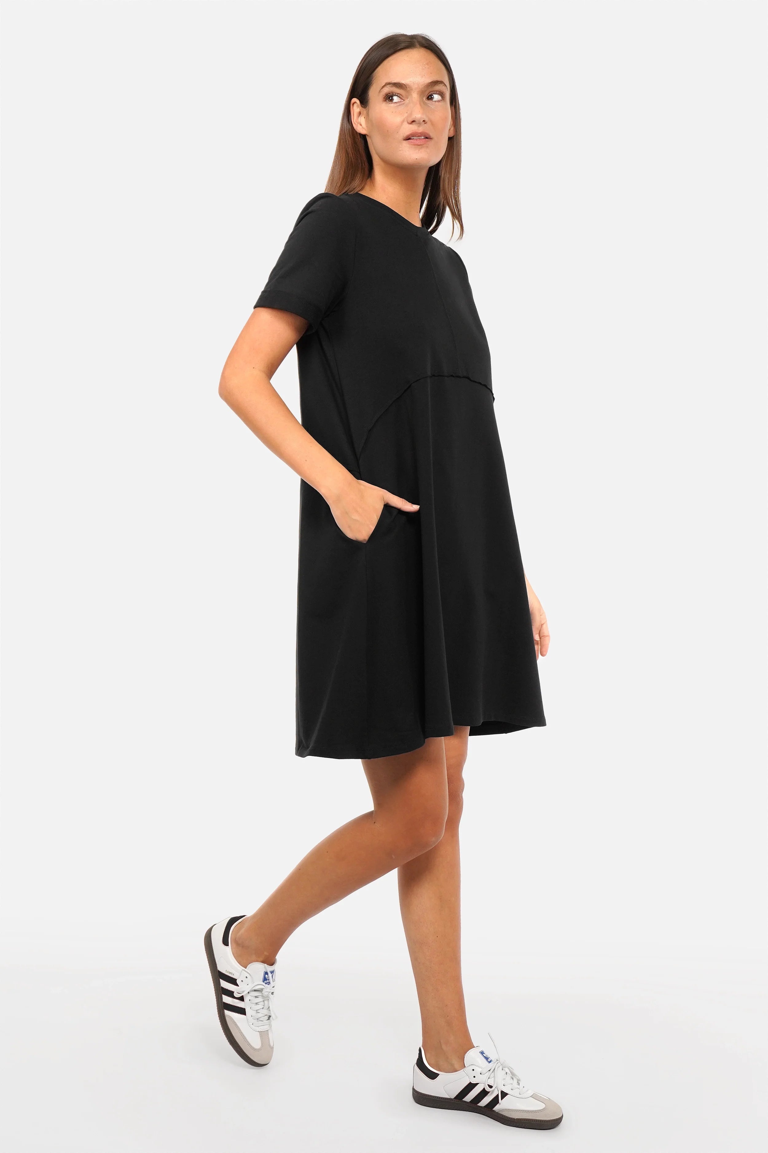 BABSI A-Linien Kleid aus hochwertigem Baumwollsweat mit Rundhalsausschnitt und seitlichen Eingrifftaschen