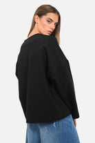 Relaxed V-Ausschnitt Shirt aus weichem Jersey mit Viskose, überschnittene Schultern und verlängerte Rückenpartie