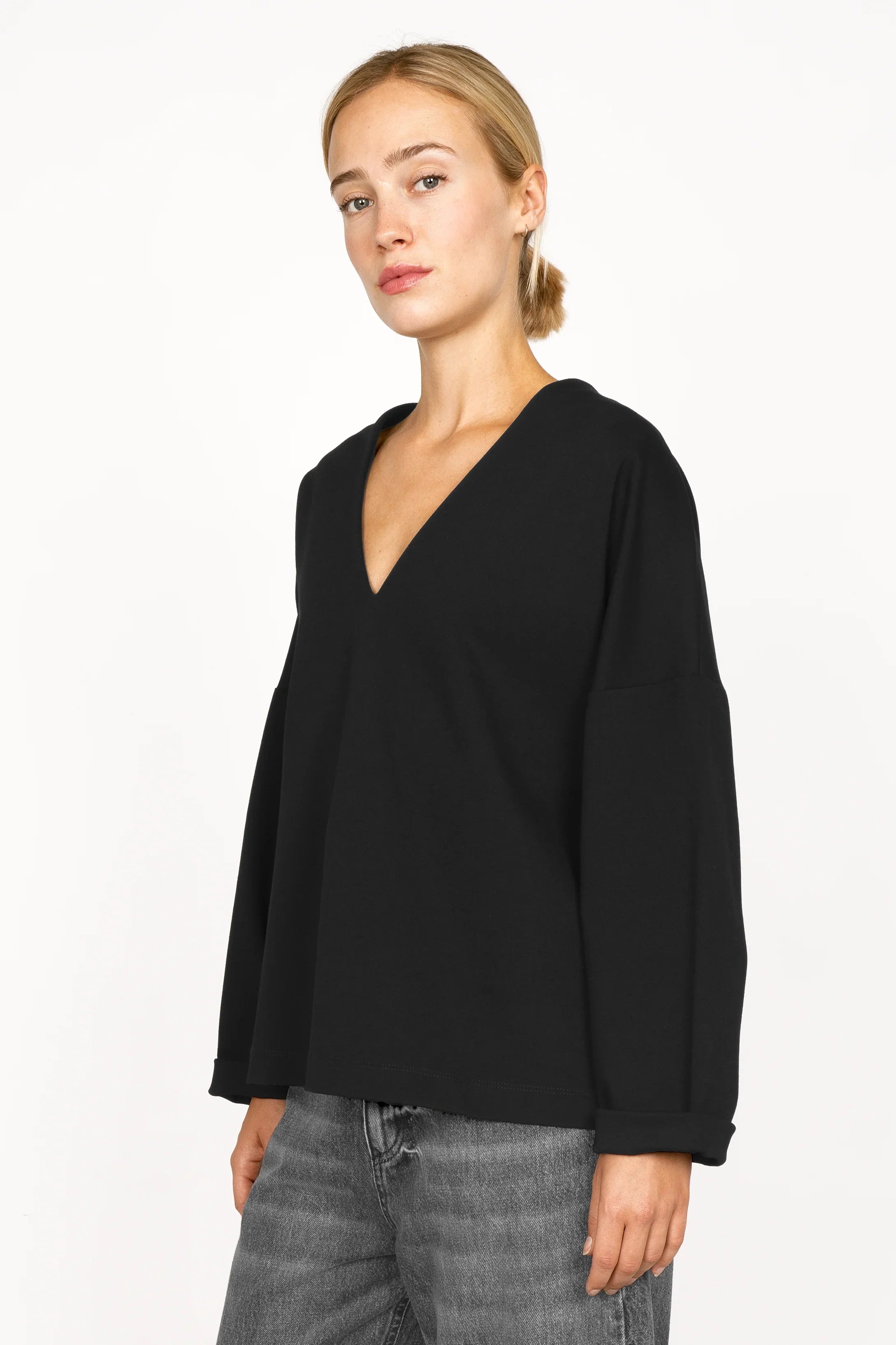 Schwarze BERLEY Relaxed V-Neck Bluse aus weichem Jersey mit V-Ausschnitt und überschnittenen Schultern