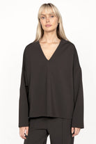 Damen BERLEY Relaxed V-Neck Bluse aus weichem, formstabilem Jersey mit V-Ausschnitt und überschnittenen Schultern in Schwarz