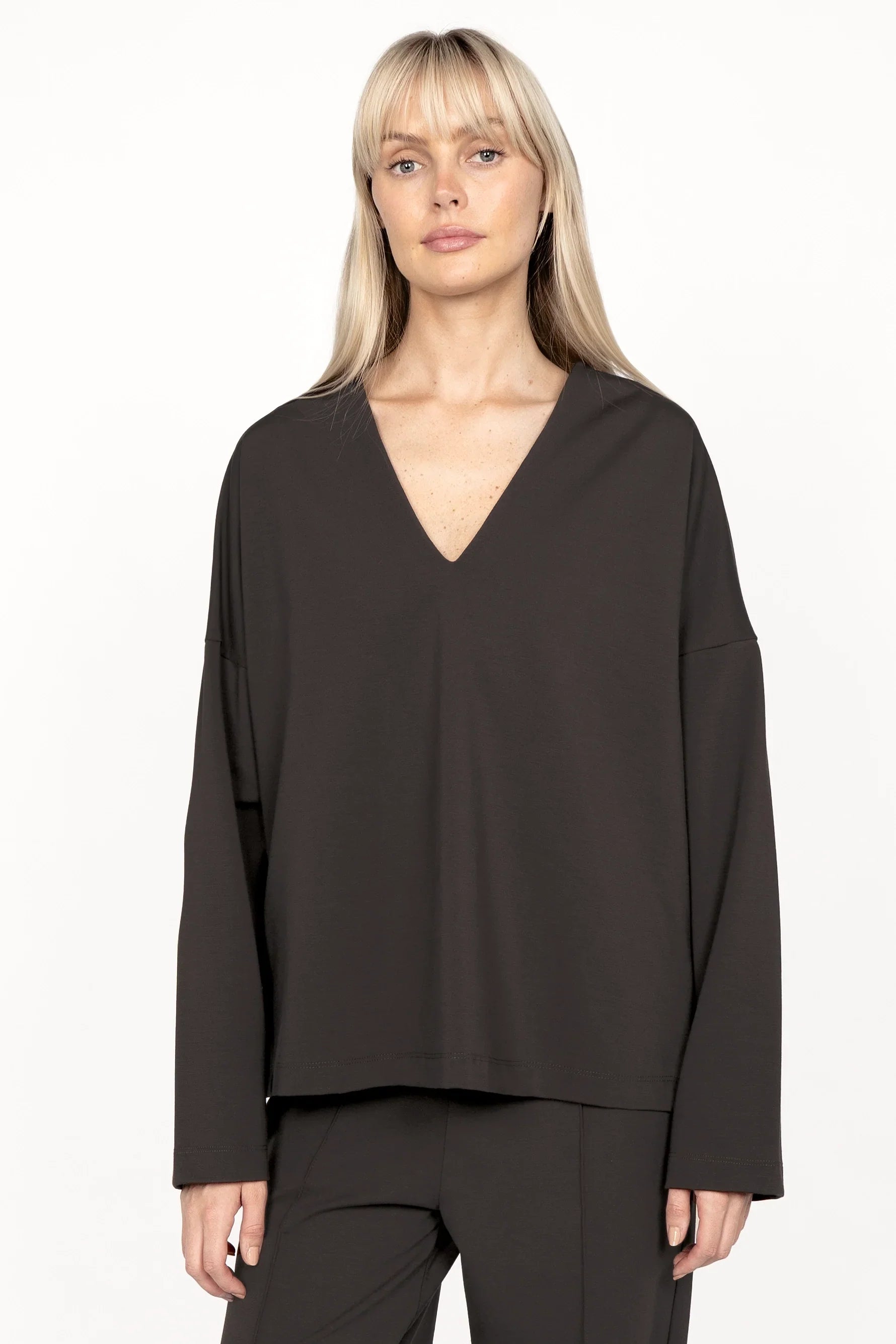 Damen BERLEY Relaxed V-Neck Bluse aus weichem, formstabilem Jersey mit V-Ausschnitt und überschnittenen Schultern in Schwarz