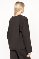 Back view of the BERLEY Relaxed V-Neck Bluse in dark compact jersey with relaxed fit and dropped shoulders