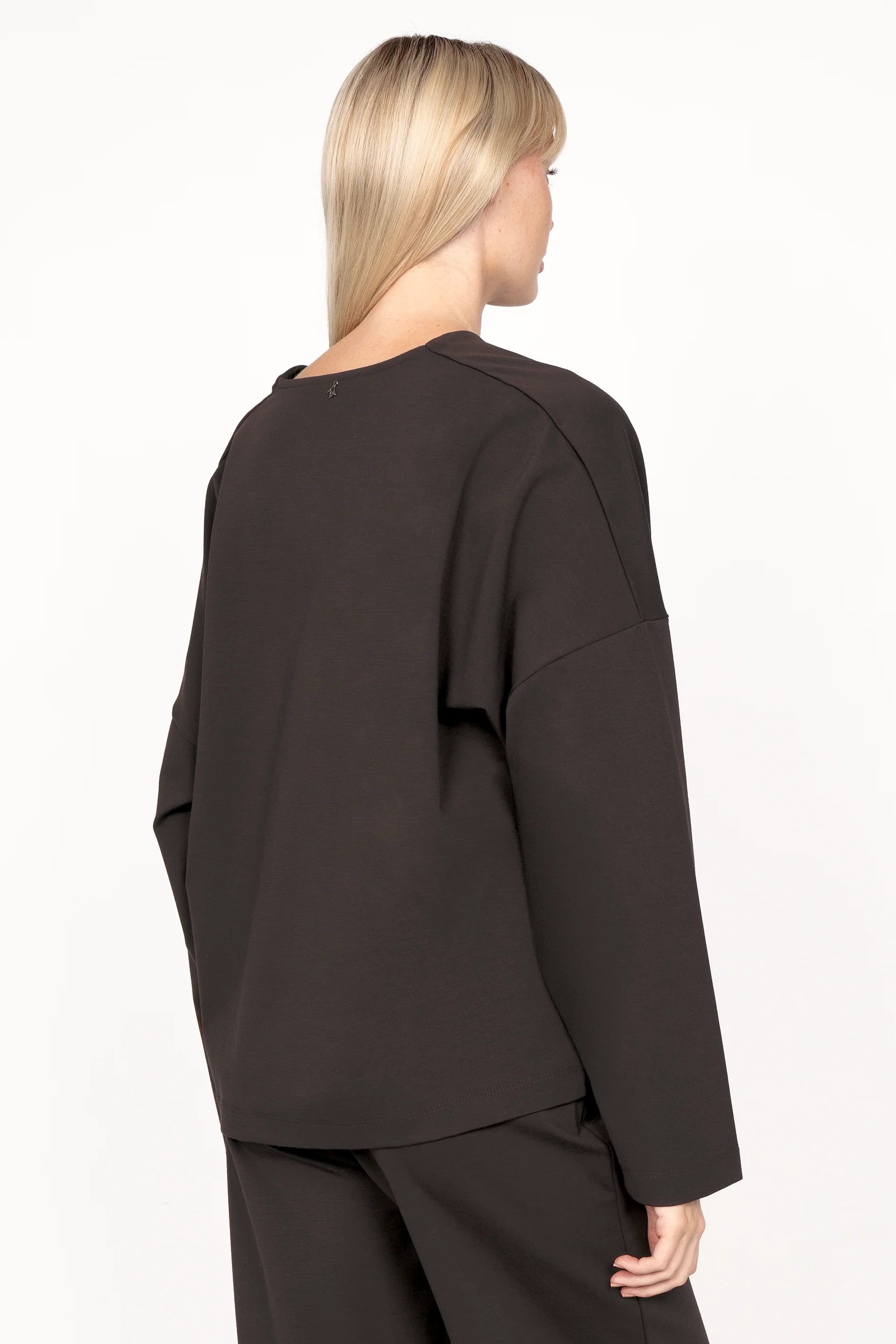Back view of the BERLEY Relaxed V-Neck Bluse in dark compact jersey with relaxed fit and dropped shoulders
