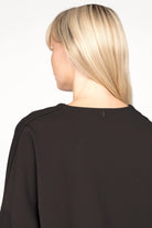 BERLEY Relaxed V-Neck Bluse black jersey blouse with relaxed fit and dropped shoulders shown from the back