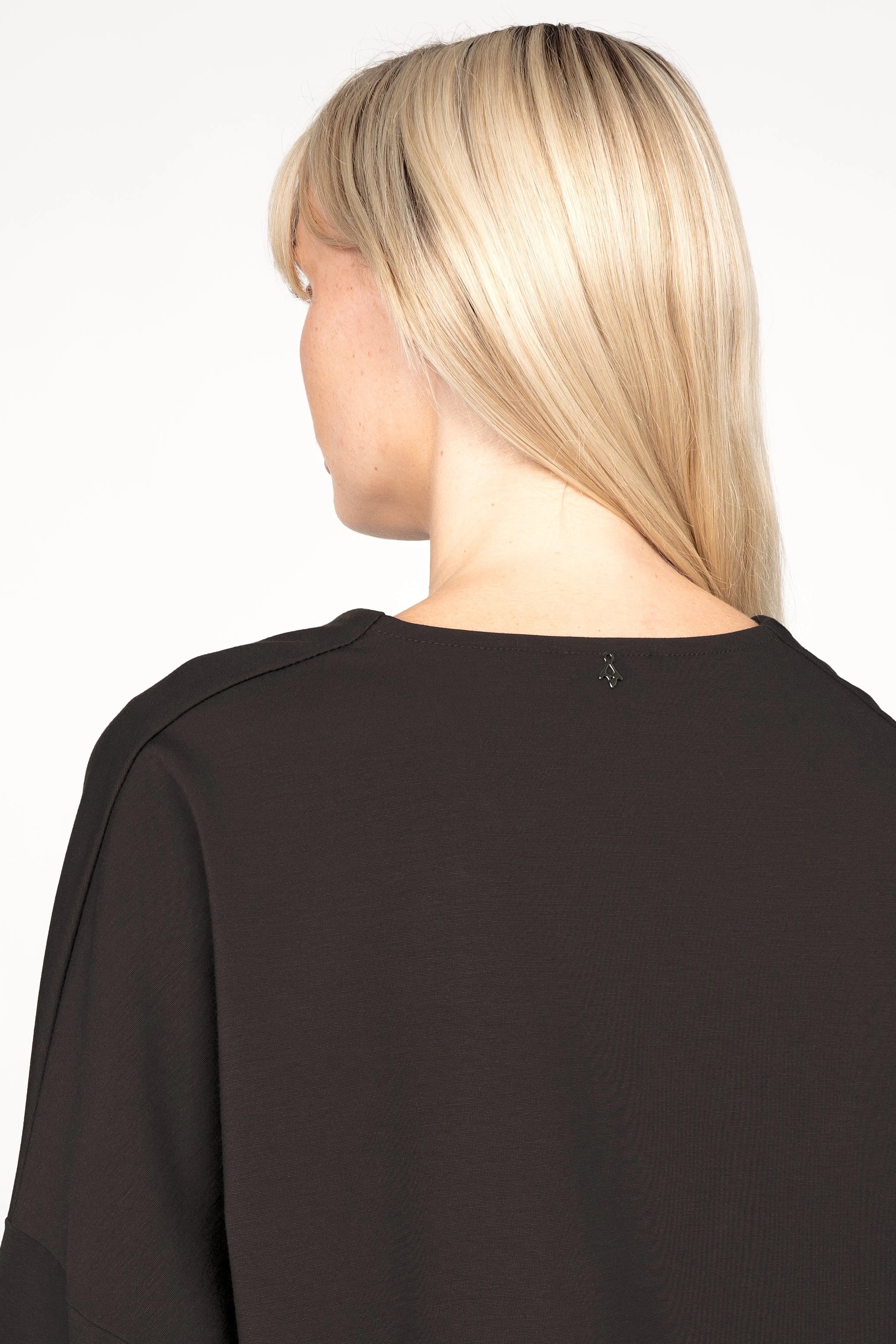 BERLEY Relaxed V-Neck Bluse black jersey blouse with relaxed fit and dropped shoulders shown from the back