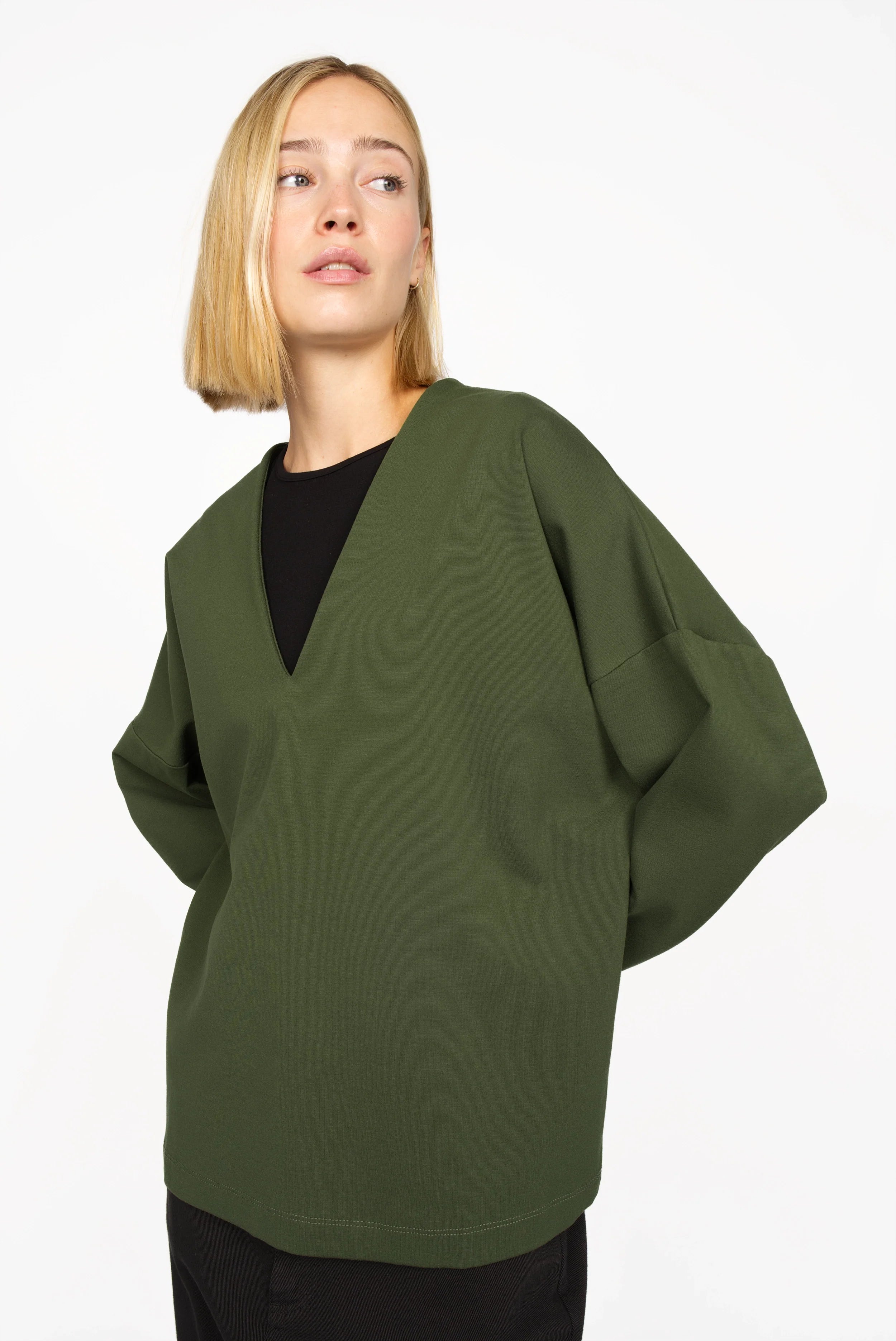 BERLEY Relaxed V-Neck Bluse in olive green compact jersey with soft, wrinkle-resistant fabric and relaxed fit