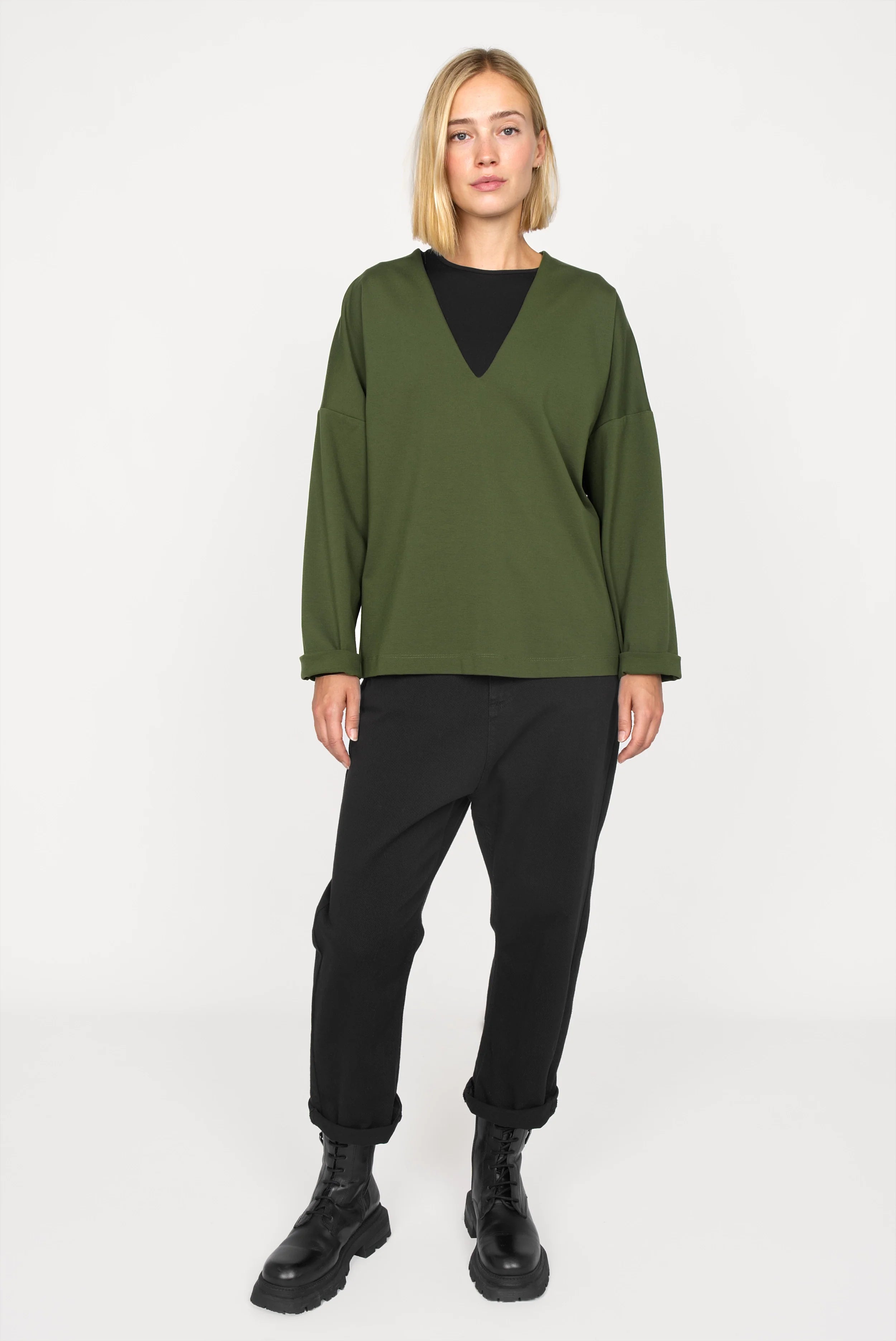 BERLEY Relaxed V-Neck Bluse olive green relaxed fit blouse with V-neck and dropped shoulders, worn with black pants and boots