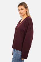 Schlichtes BERLEY Relaxed V-Neck Shirt aus weichem Jersey mit V-Ausschnitt und überschnittenen Schultern