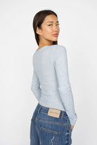 Slim fit BETTIE Longsleeve in soft ribbed light blue viscose blend with extra long sleeves and round neckline