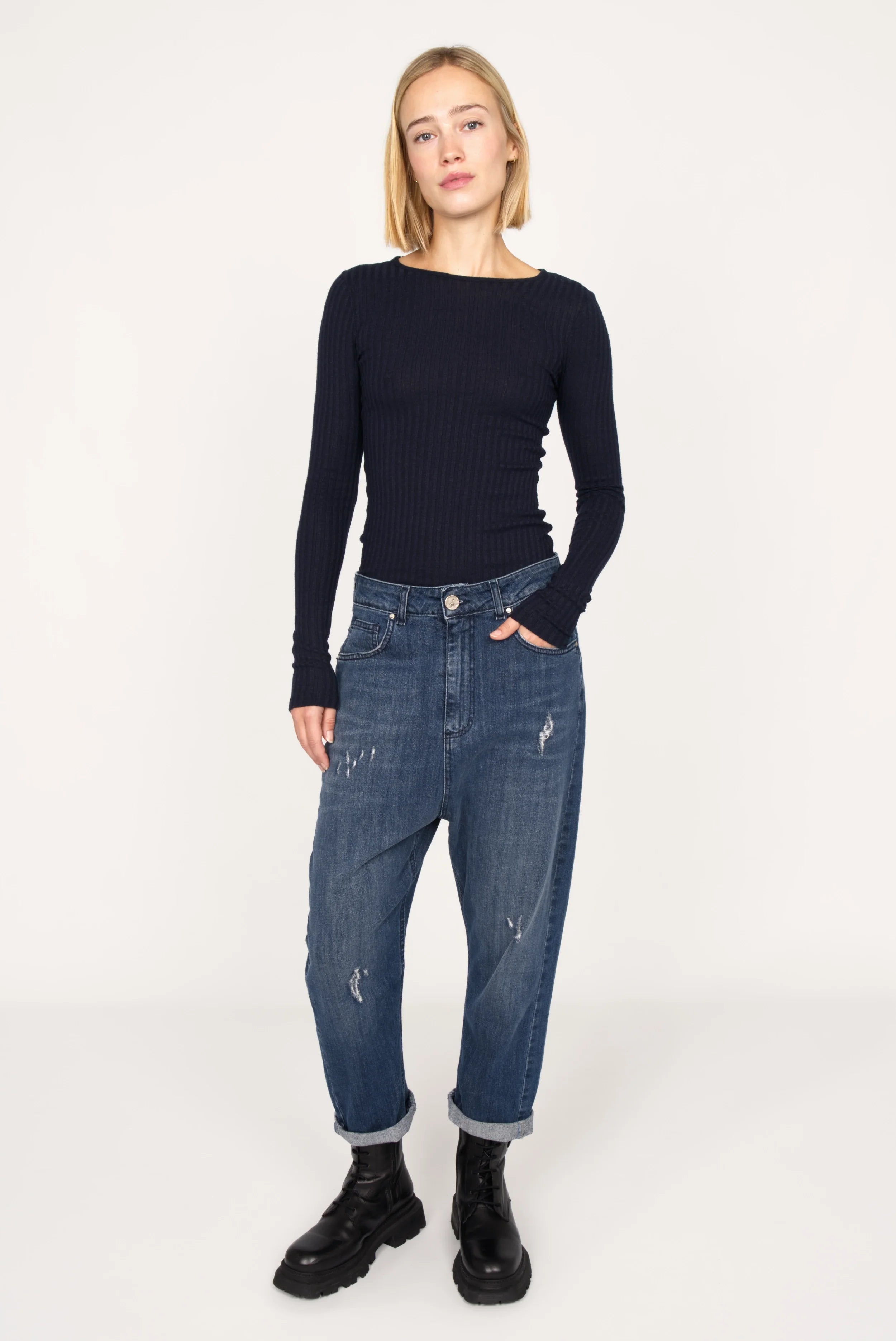 Damen BETTIE Longsleeve aus feinem Rippstrick mit slim Fit und extra langen Ärmeln in Navy