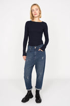 Damen BETTIE Longsleeve aus Feinstrick-Ripp mit schmalem Rundhalsausschnitt und extra langen Ärmeln, slim Fit, in Dunkelblau.