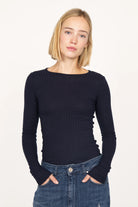 Figurbetontes BETTIE Longsleeve aus feinem Rippstrick mit extra langen Ärmeln und Rundhalsausschnitt in dunkelblau
