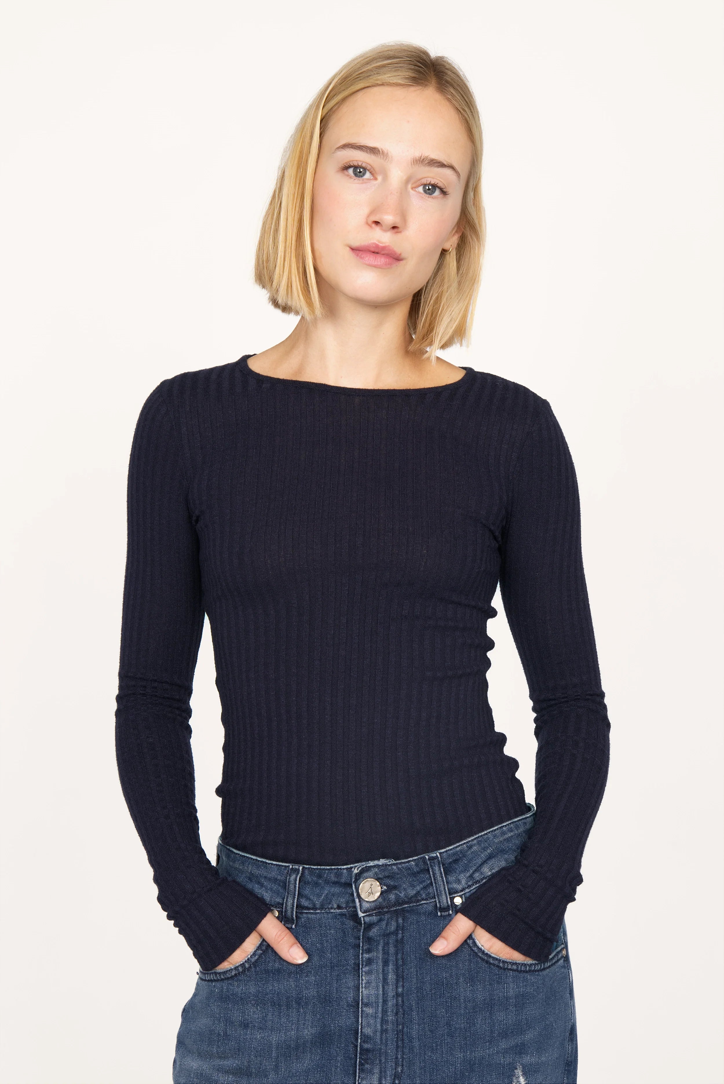 Figurbetontes BETTIE Longsleeve aus feinem Rippstrick mit extra langen Ärmeln und Rundhalsausschnitt in dunkelblau