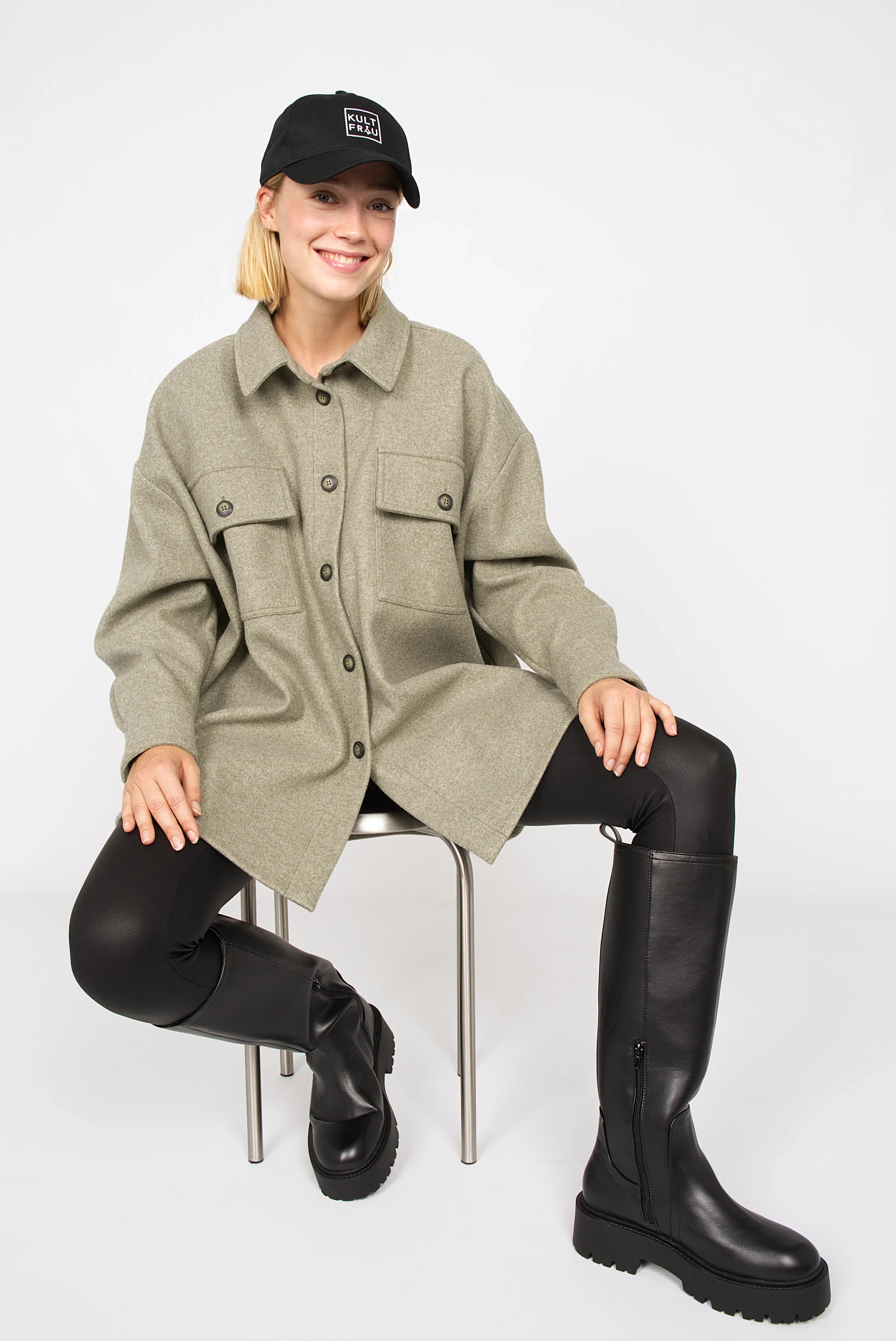 Frau trägt lockeres BJORA Overshirt aus Wollmix mit Brusttaschen und oversized Schnitt