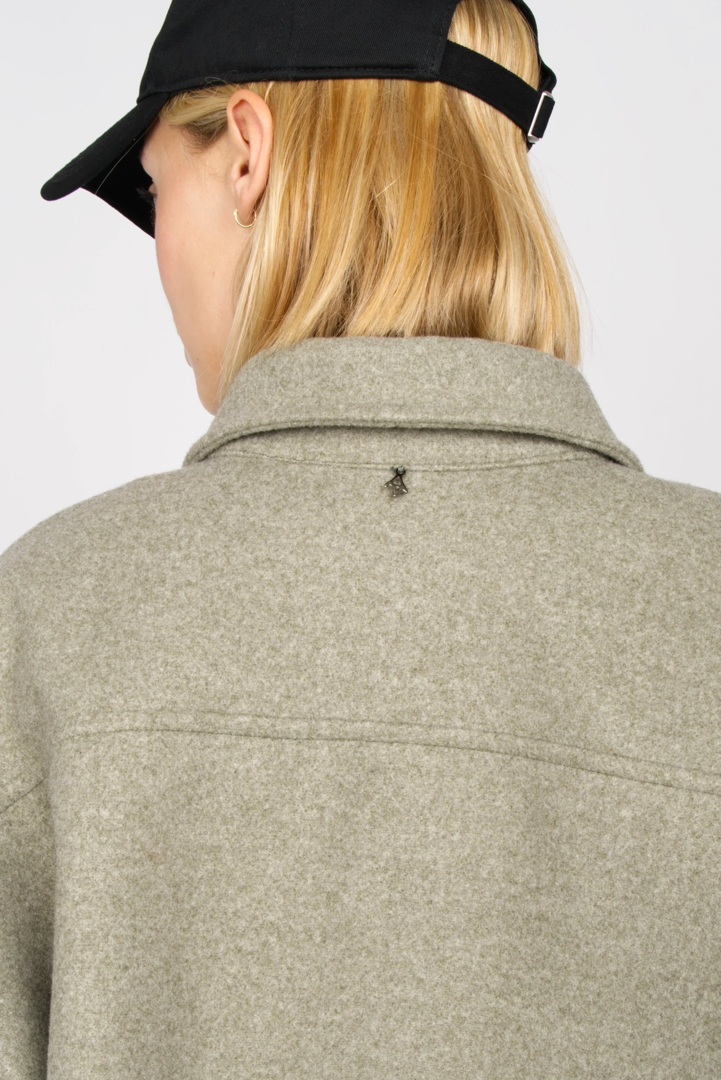 Rückansicht BJORA Overshirt aus festem Wollmix mit Oversized Fit und glatt gewebter Innenseite