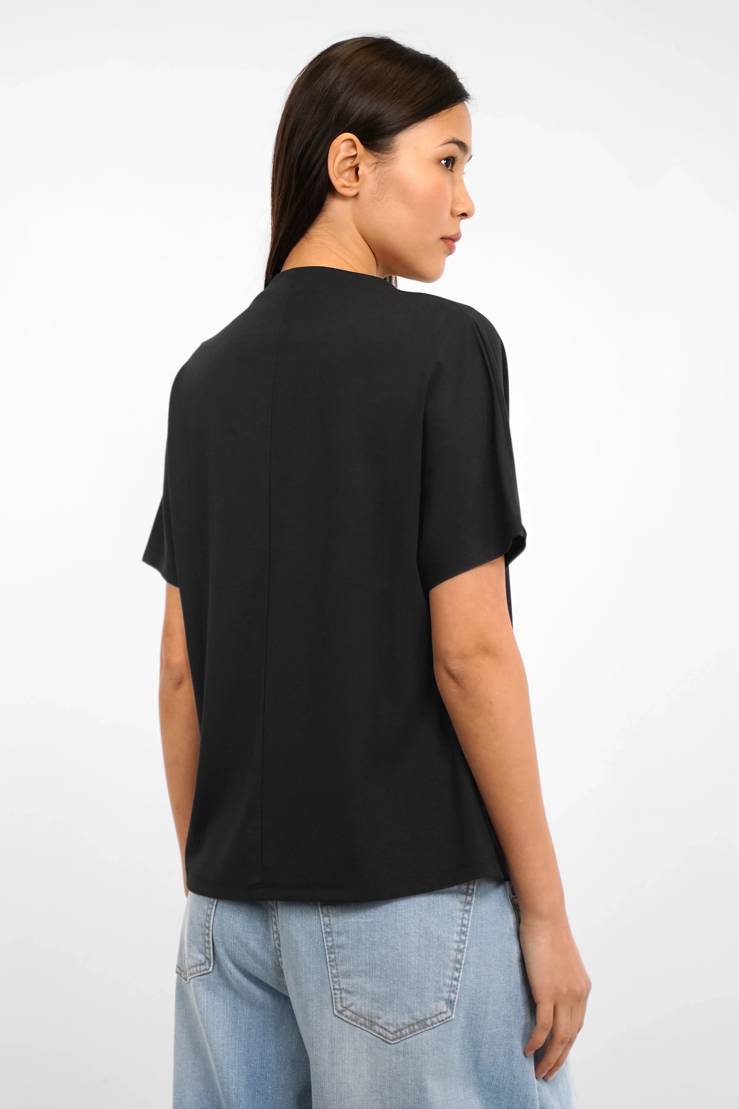 BRYNNA T-Shirt flowy viscose blend mockneck oversized shoulders regular fit back seams size S model 1.75m