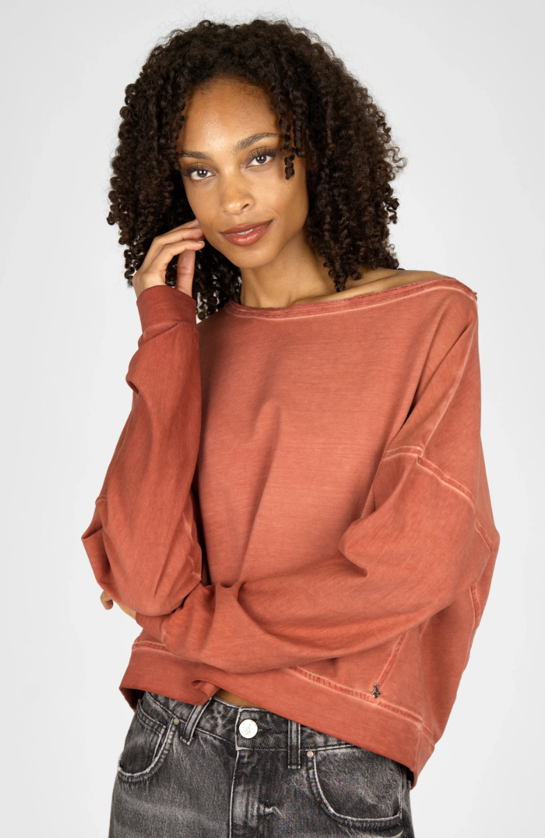 Frau trägt KERY Cropped Sweater in oversized Passform mit U-Boot-Ausschnitt und cold-washed Baumwoll-Sweat in rostrot