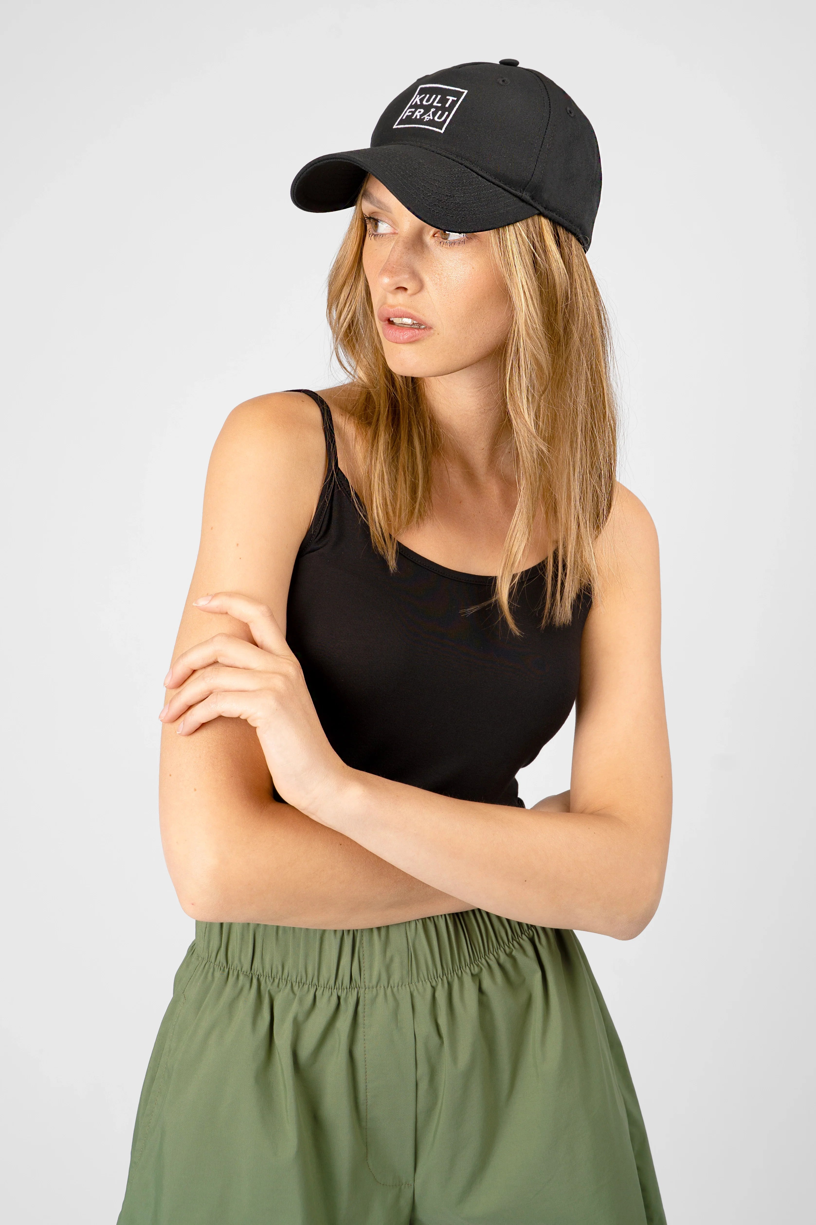 Schwarze PEMA Trucker Cap aus Baumwolle mit gebogenem Schirm, Frontpanel und Logo-Stitching, verstellbar mit Metallschnalle