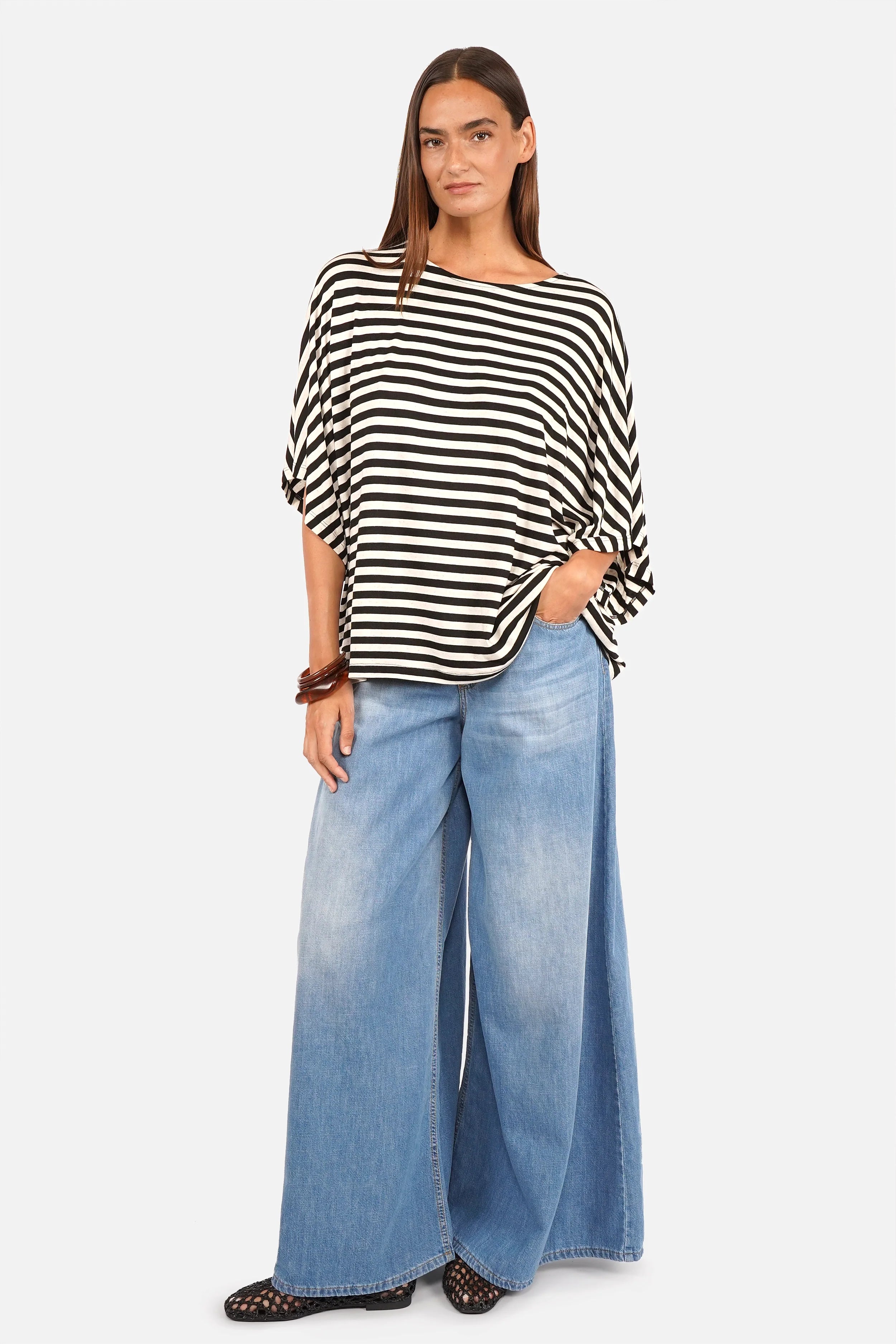 Weiches, fließendes gestreiftes T-Shirt aus Viskosejersey mit U-Bootausschnitt und oversized Fit in Natur-Schwarz