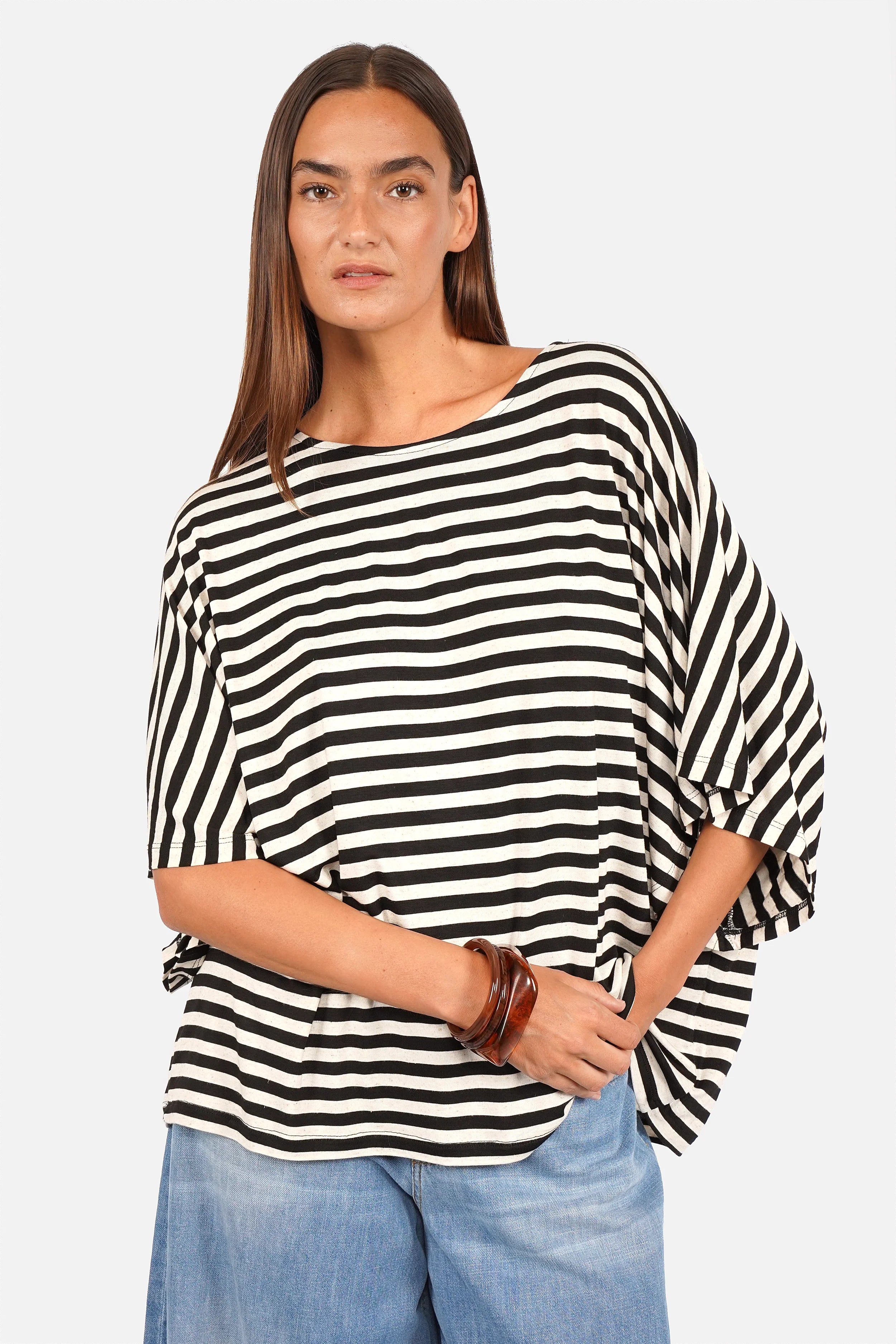 Gestreiftes T-Shirt aus weichem Viskosejersey mit U-Bootausschnitt und oversize Fit in Natur-Schwarz Streifen