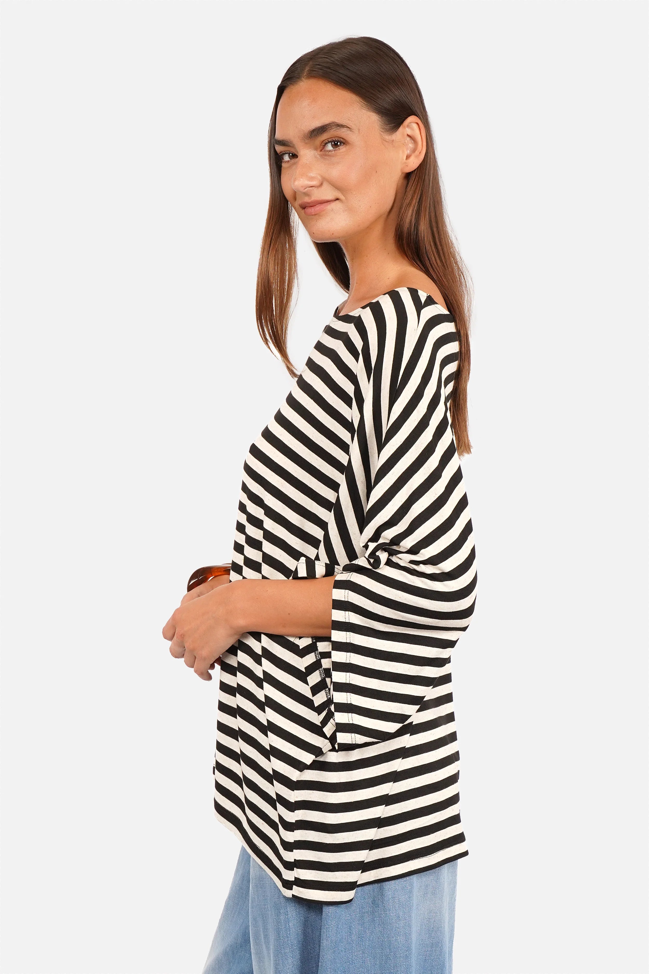 Gestreiftes T-Shirt aus weichem Viskosejersey mit Natur-Black Streifen und U-Bootausschnitt