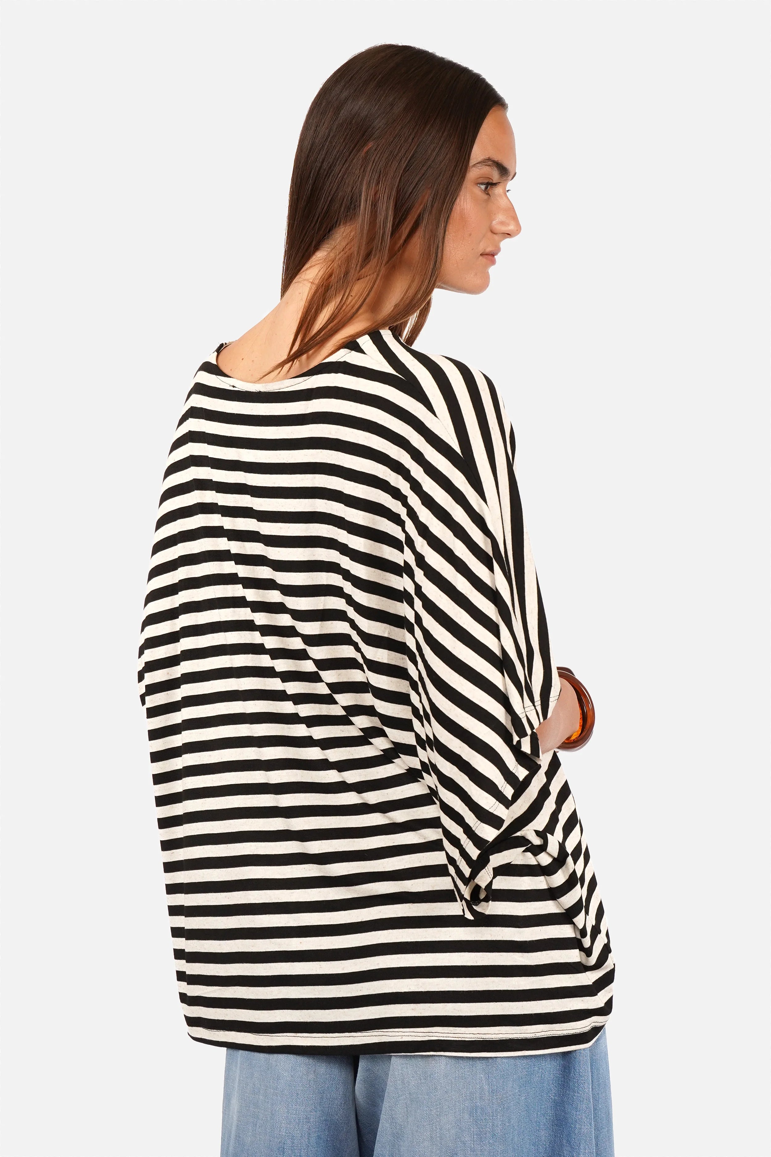 Weiches gestreiftes T-Shirt aus Viskosejersey mit U-Bootausschnitt und oversized Fit