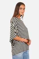 Gestreiftes T-Shirt CARYL aus weich fließendem Viskosejersey mit natur-schwarzen Streifen und U-Bootausschnitt