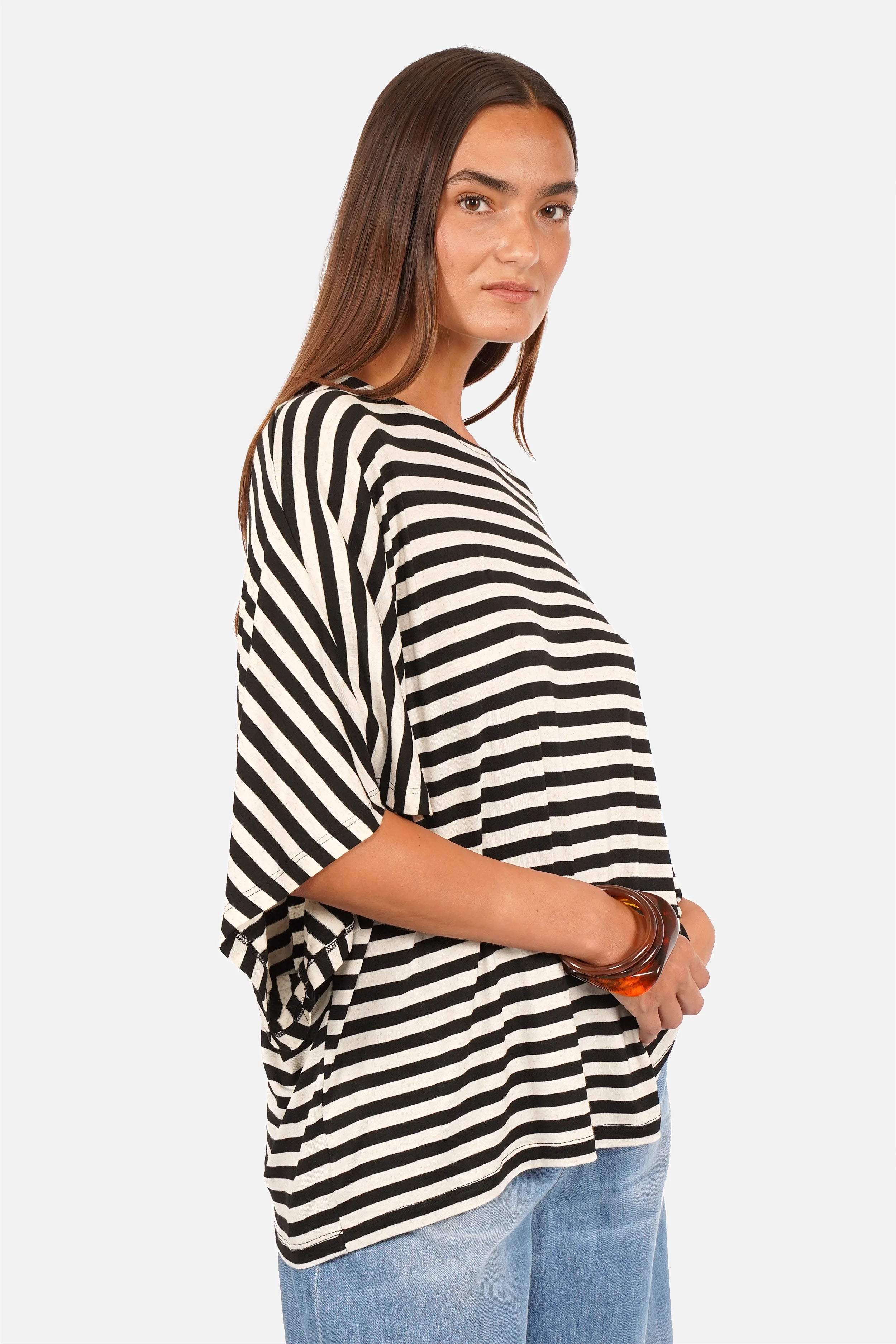 Gestreiftes T-Shirt CARYL aus weich fließendem Viskosejersey mit natur-schwarzen Streifen und U-Bootausschnitt
