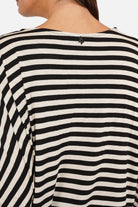 Gestreiftes T-Shirt aus weich fließendem Viskosejersey mit U-Bootausschnitt und oversized Fit in Natur-Black Streifen