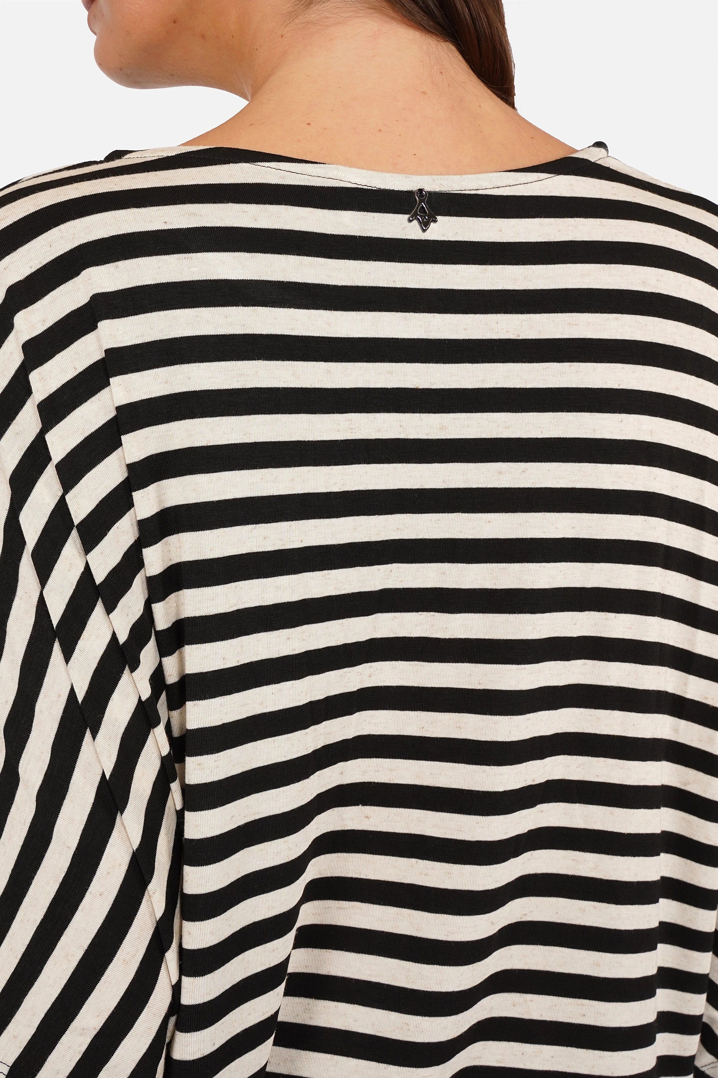 Gestreiftes T-Shirt aus weich fließendem Viskosejersey mit U-Bootausschnitt und oversized Fit in Natur-Black Streifen