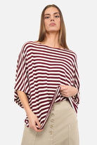 Gestreiftes T-Shirt aus weichem Viskosejersey mit U-Bootausschnitt und oversized Fit in Natur-Red Plum Streifen