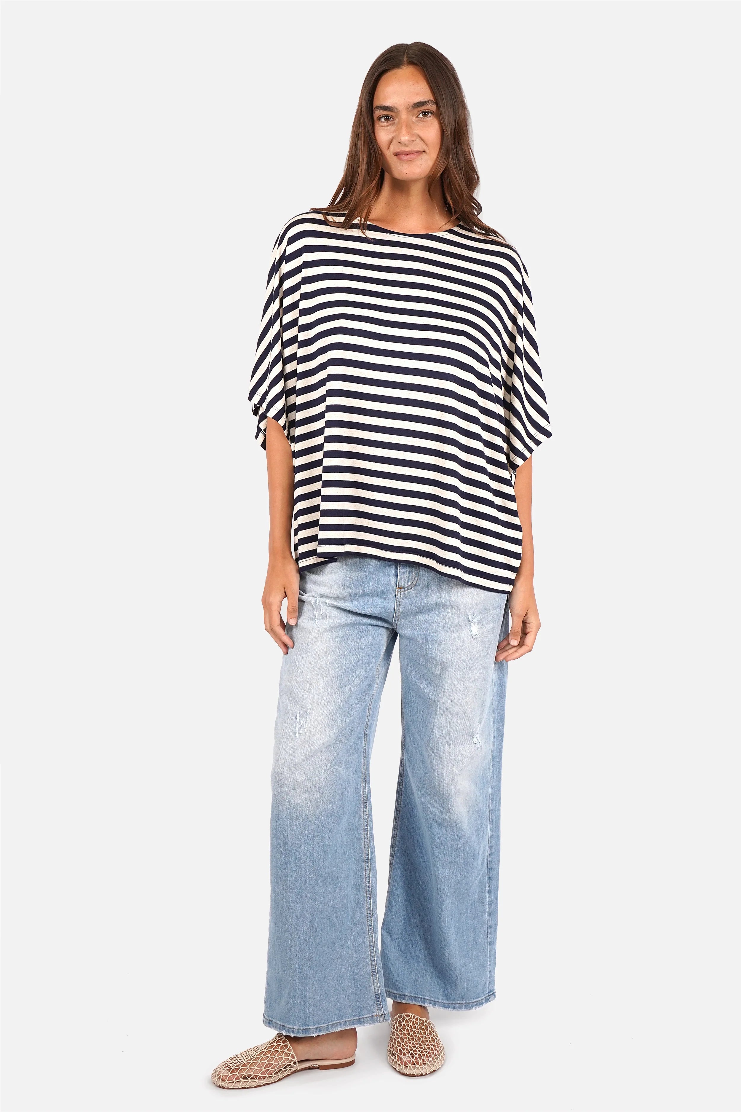 Oversized gestreiftes T-Shirt aus weich fließendem Viskosejersey mit U-Bootausschnitt und überschnittenen Schultern in Natur-Navy Streifen