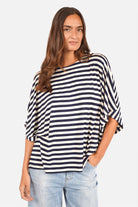 Weiches gestreiftes T-Shirt aus Viskosejersey in Natur-Navy mit U-Bootausschnitt und oversized Fit