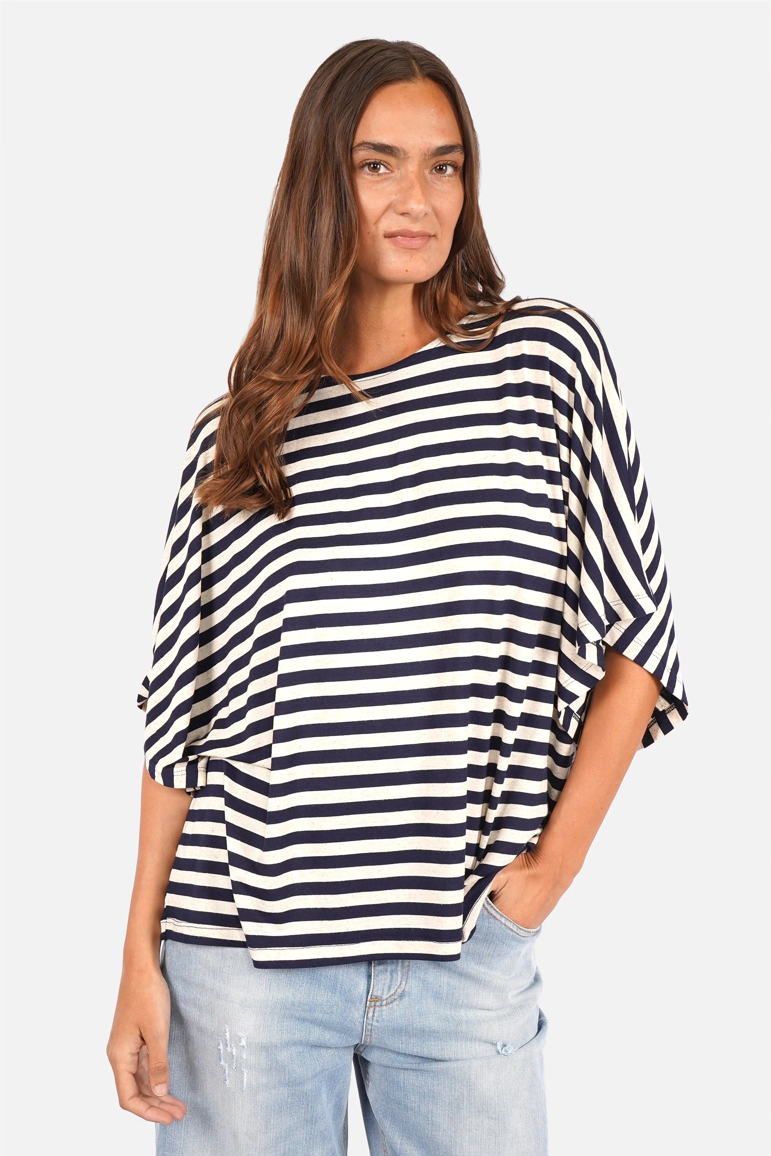 Weiches gestreiftes T-Shirt aus Viskosejersey in Natur-Navy mit U-Bootausschnitt und oversized Fit