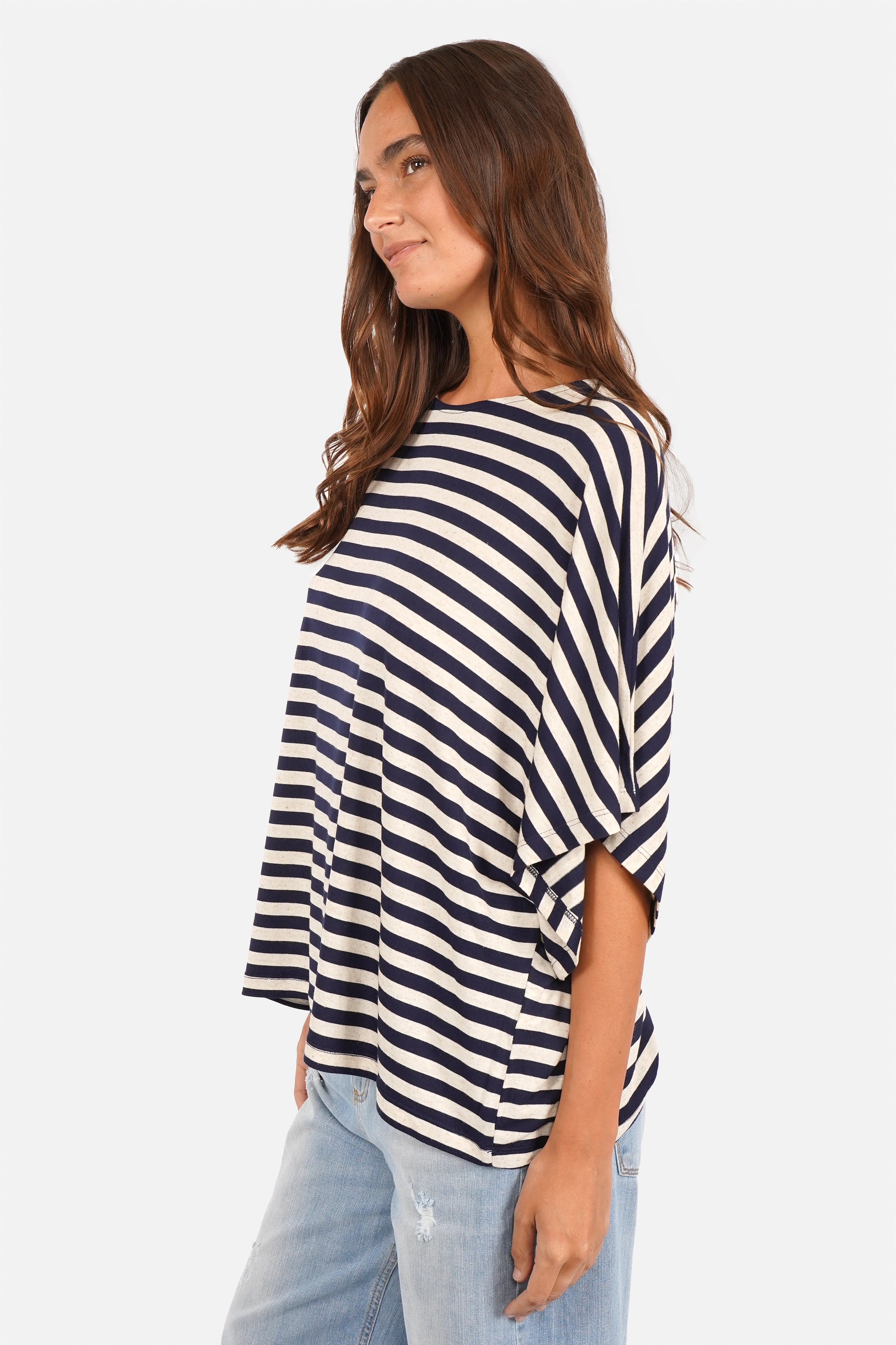 Gestreiftes T-Shirt aus weichem Viskosejersey mit U-Bootausschnitt und oversized Fit in Natur-Navy Streifen