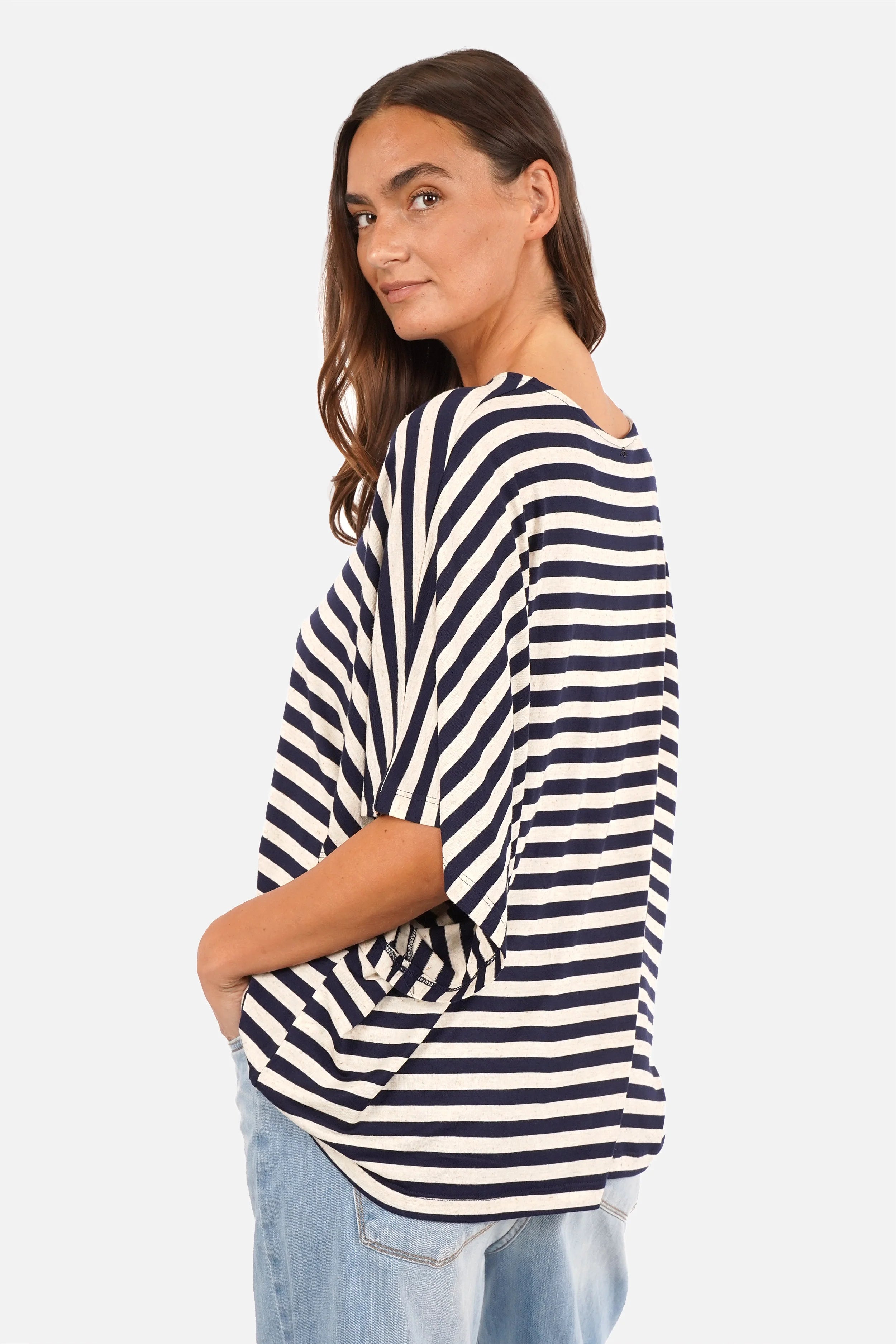 Weiches gestreiftes T-Shirt aus Viskosejersey mit U-Bootausschnitt und oversized Fit in Natur-Navy Farben