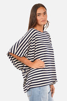 Gestreiftes T-Shirt aus weich fließendem Viskosejersey mit Natur-Navy Streifen und U-Bootausschnitt